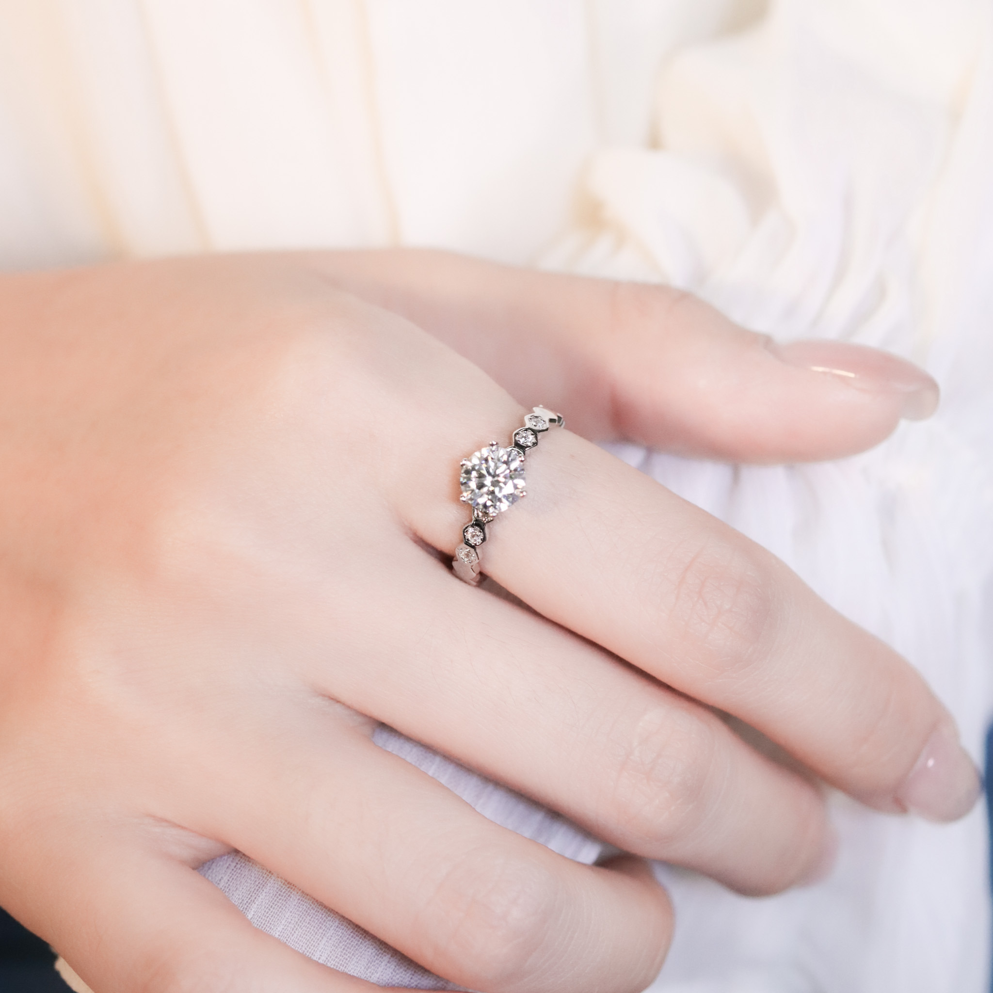 | 925純銀・厚鍍白金・莫桑石 | 鑽光甜蜜指南戒指  | RI0949 |