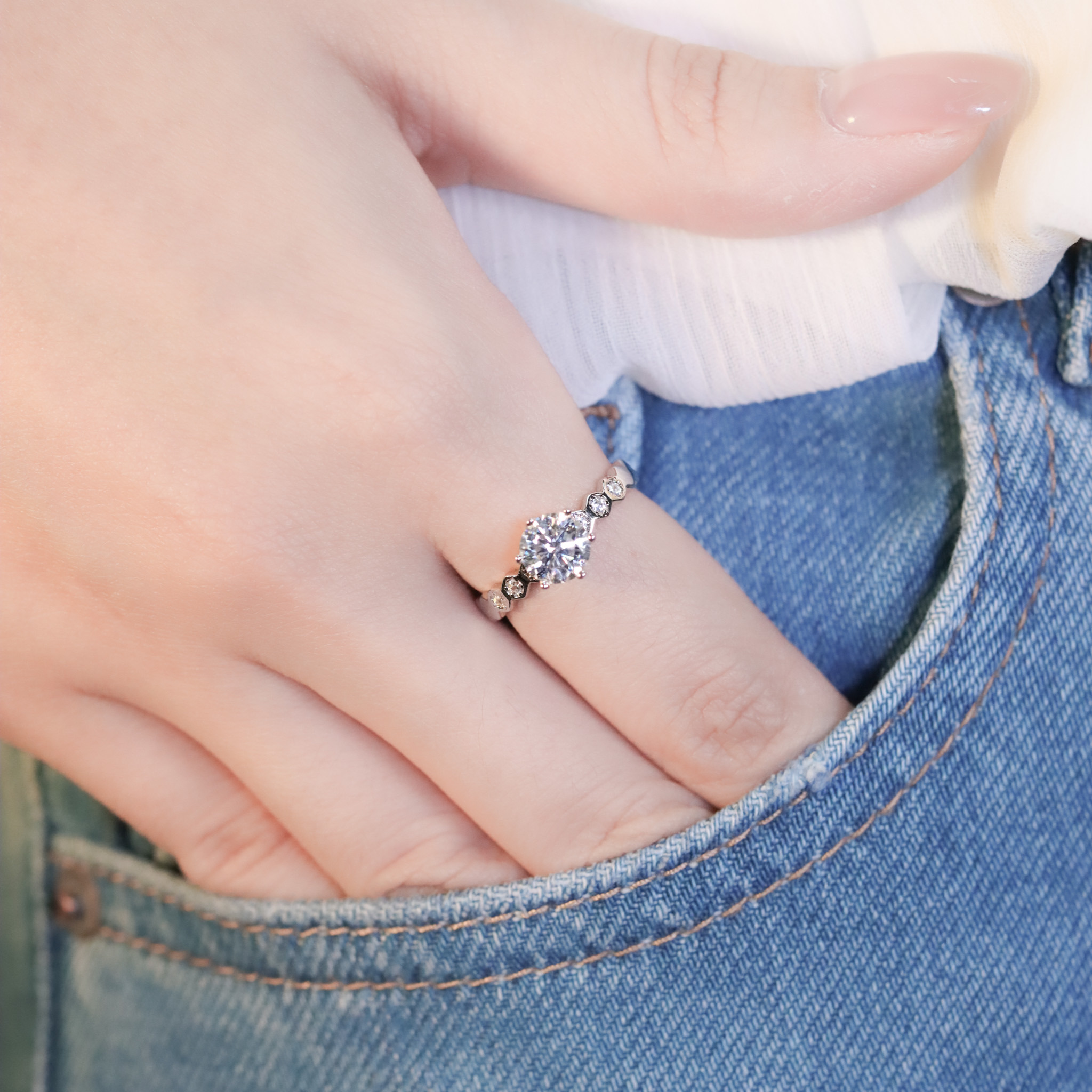 | 925純銀・厚鍍白金・莫桑石 | 鑽光甜蜜指南戒指  | RI0949 |