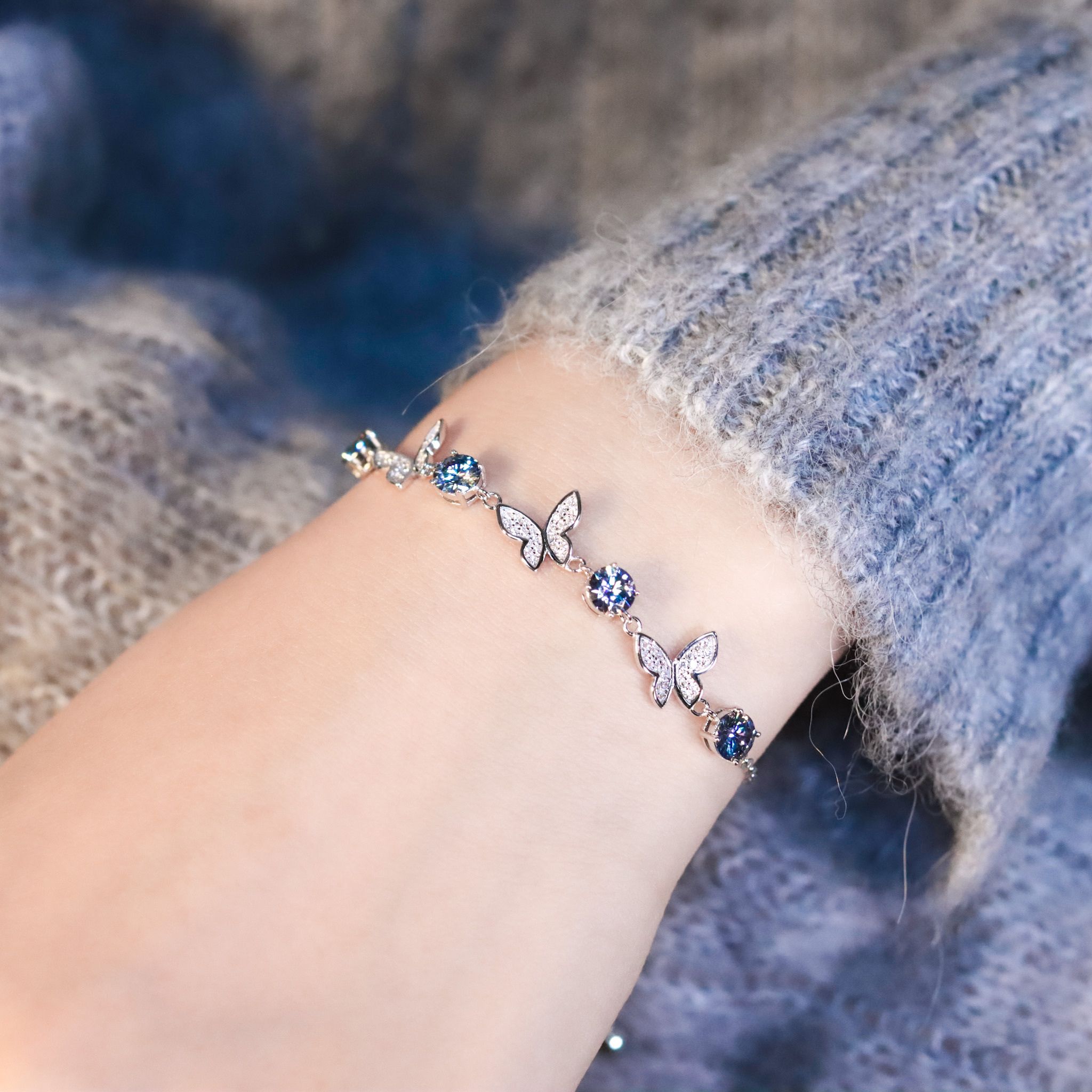 | 925純銀・ 厚鍍白金 ・莫桑石 | 鑽光漫藍蝶境手鏈（白色/藍色） | BR1419 |