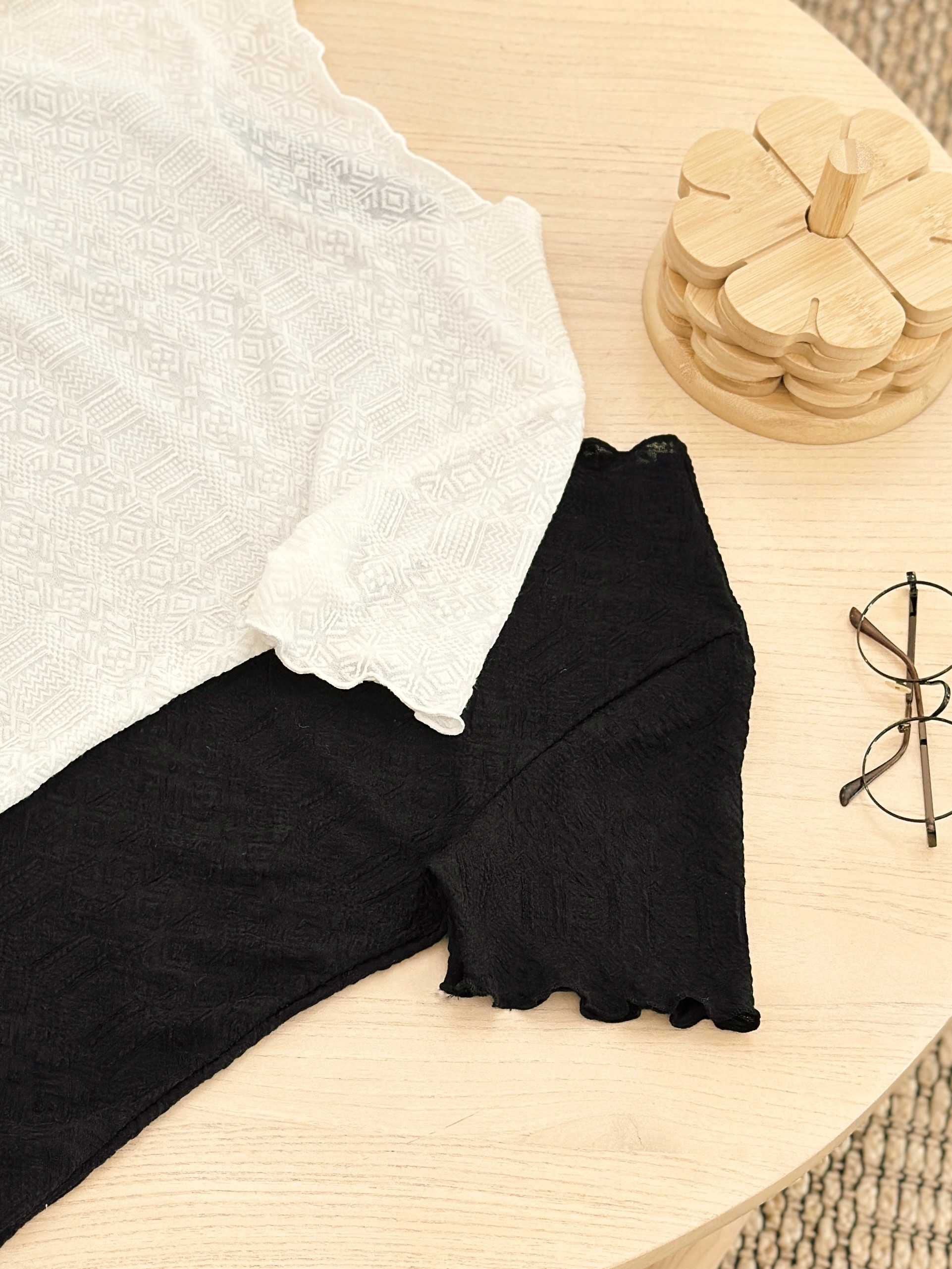 兩色 / 透感圖案滾邊短袖上衣 / Sheer Totem Pattern Ruffled Top