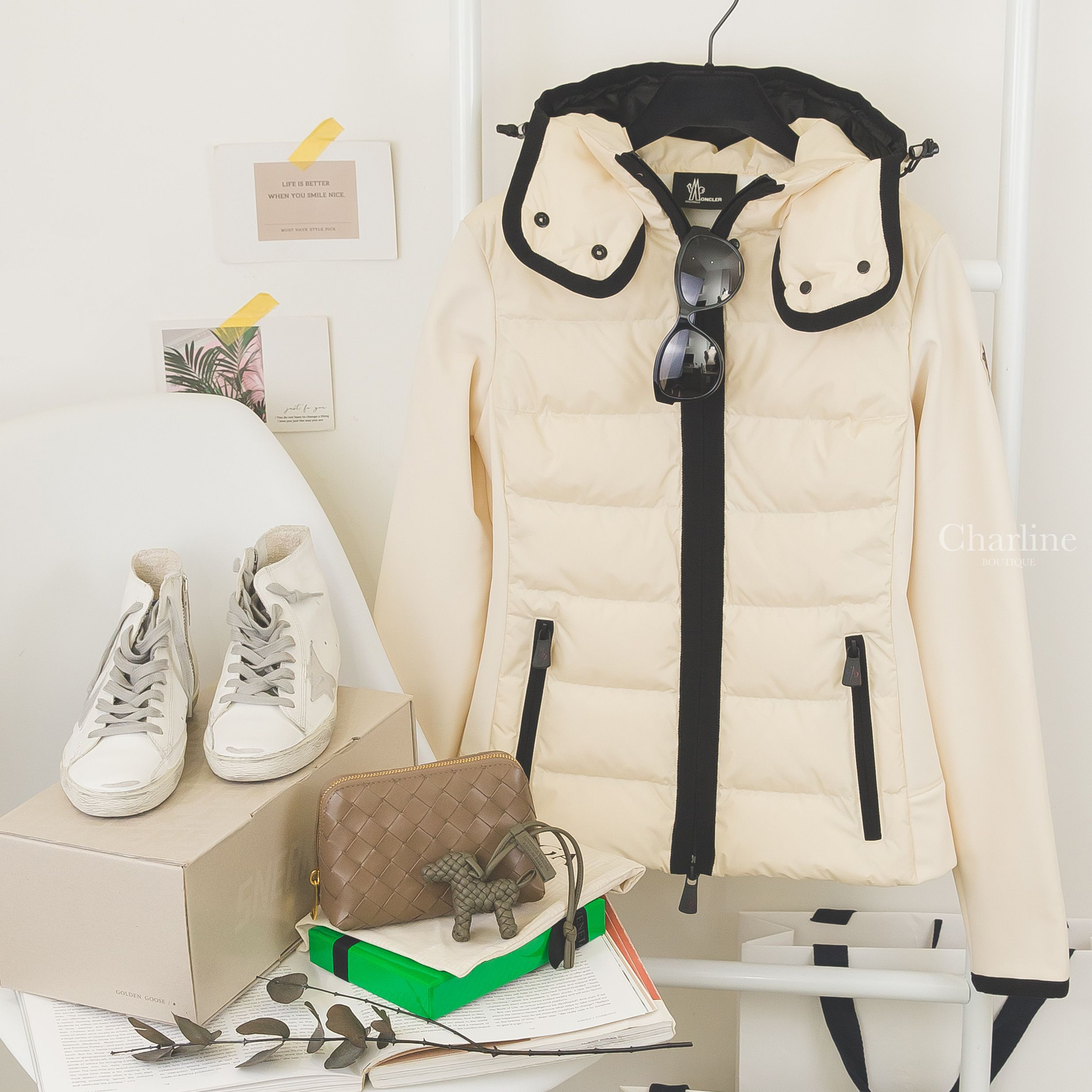 Bottega Veneta 松果棕編織拉鍊化妝包,Bottega Veneta 絲柏綠編織羊皮狗狗吊飾,Moncler Padded 米白色黑滾邊連帽尼龍拼接羽絨外套,Chanel 黑色圓框側邊金字墨鏡-Charline Boutique 精品代購