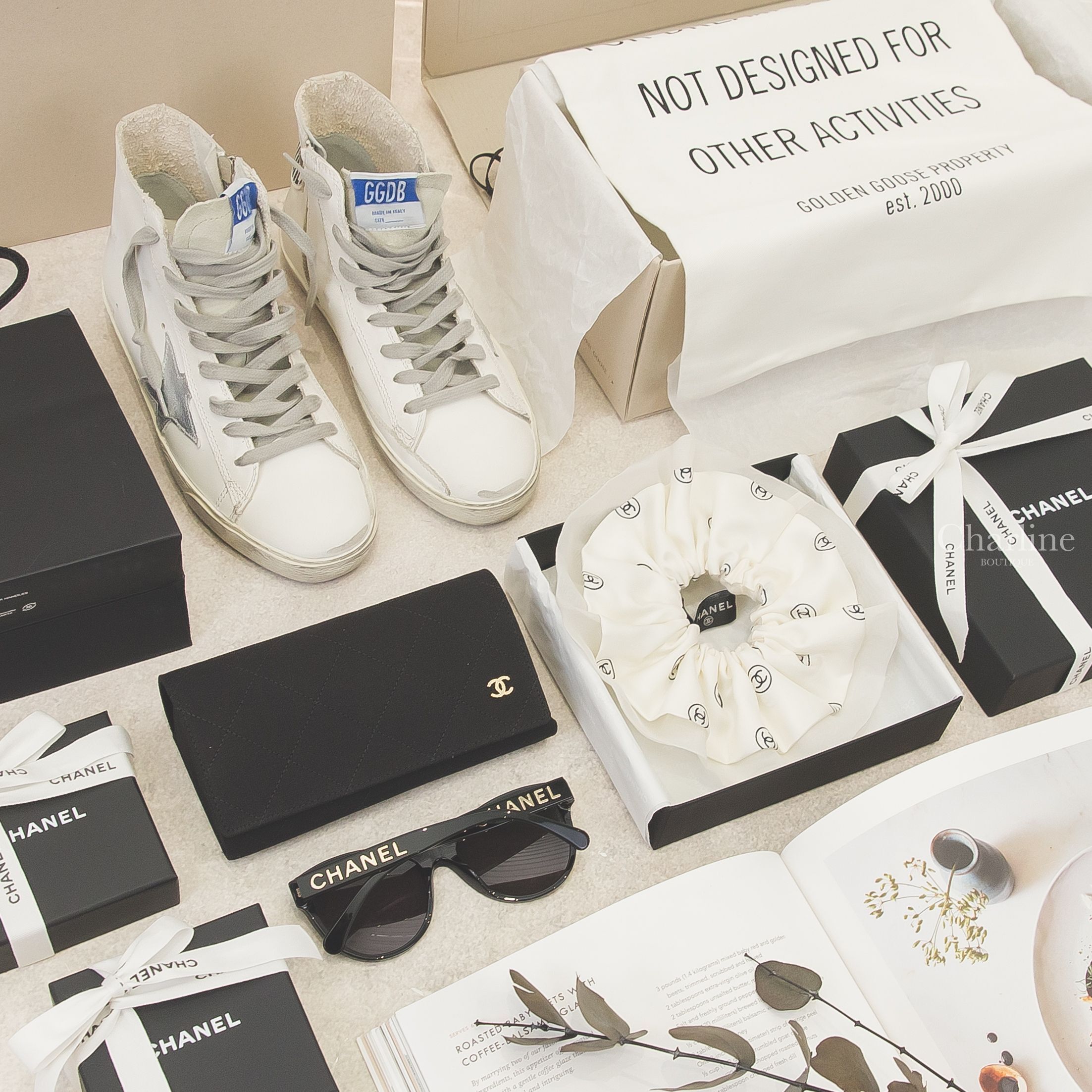 Chanel Hair Accessory 白底斜紋滿版黑色圓型CC/白紗雙層真絲髮束,Chanel Pantos Sunglasses 黑色圓框灰色鏡片側邊金色 Logo 太陽眼鏡-Charline Boutique 精品代購