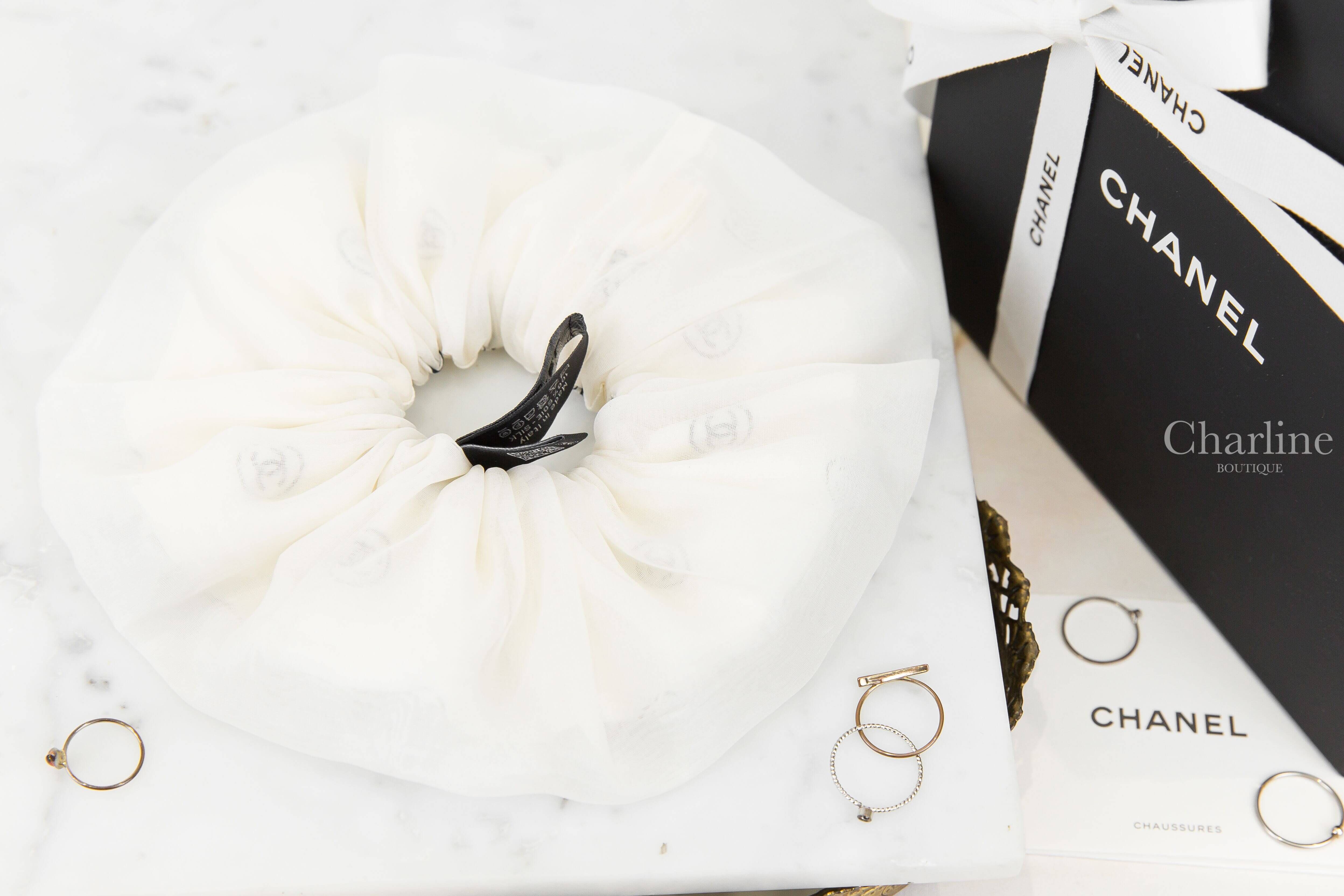 Chanel Hair Accessory 白底斜紋滿版黑色圓型CC/白紗雙層真絲髮束-Charline Boutique 精品代購