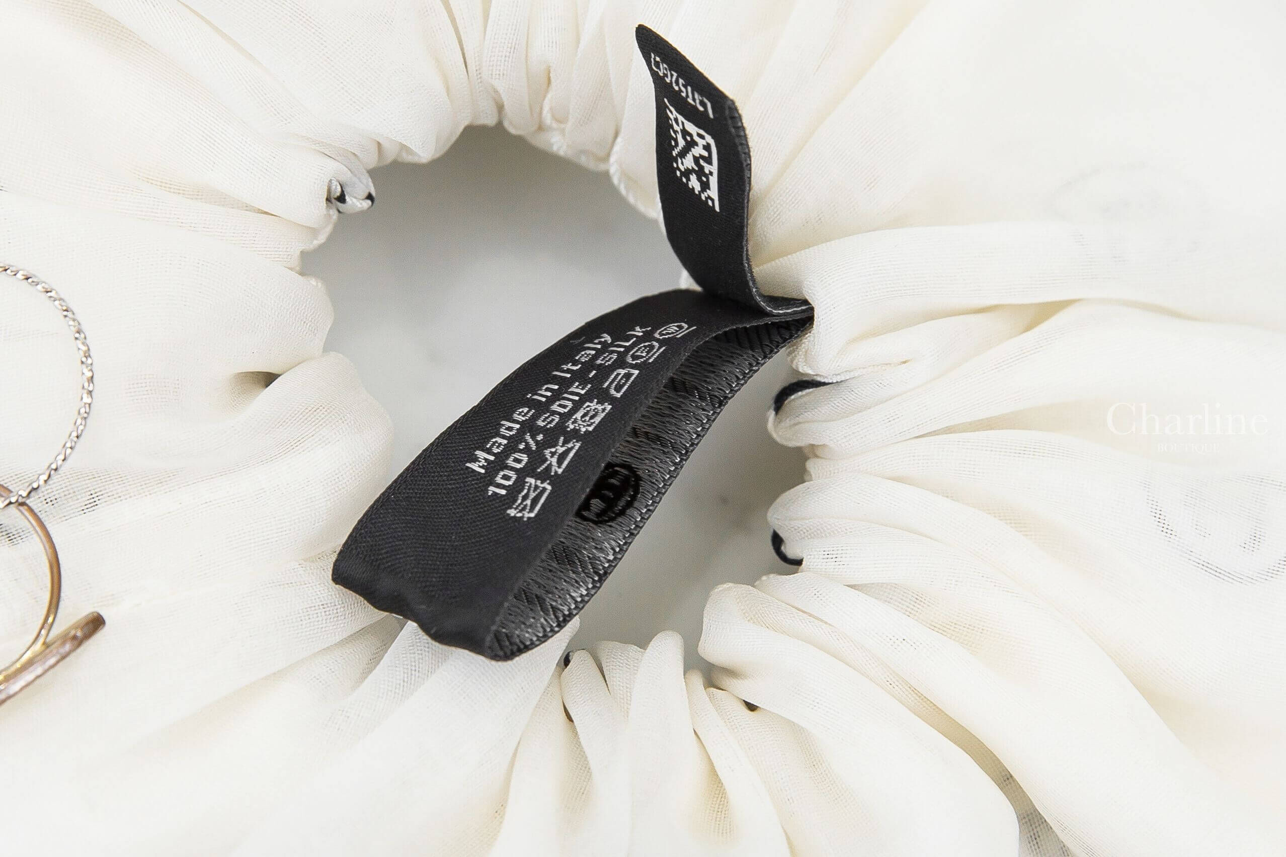 Chanel Hair Accessory 白底斜紋滿版黑色圓型CC/白紗雙層真絲髮束-Charline Boutique 精品代購