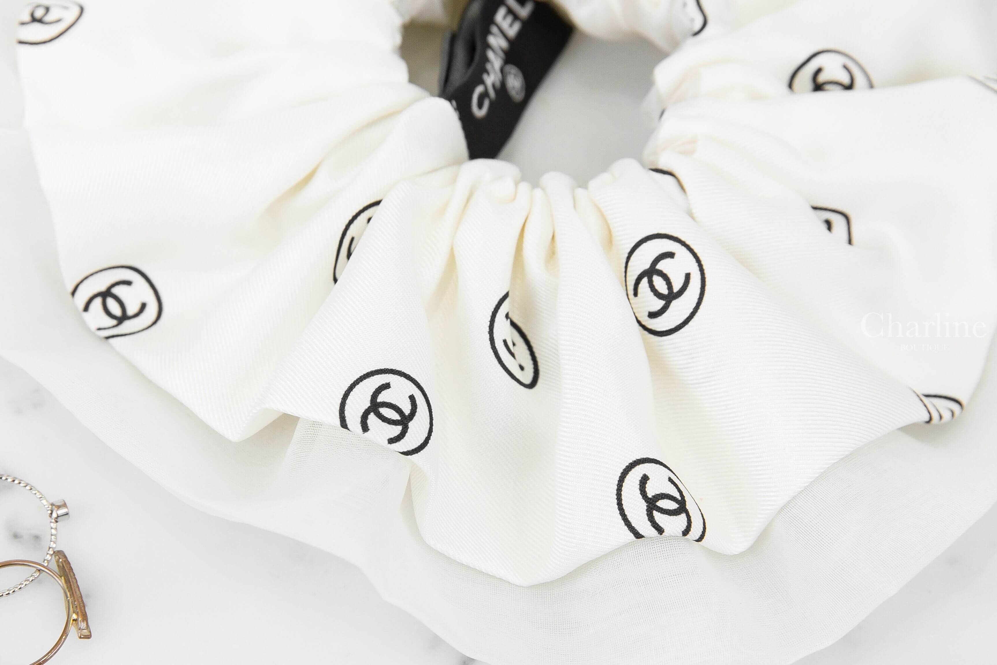 Chanel Hair Accessory 白底斜紋滿版黑色圓型CC/白紗雙層真絲髮束