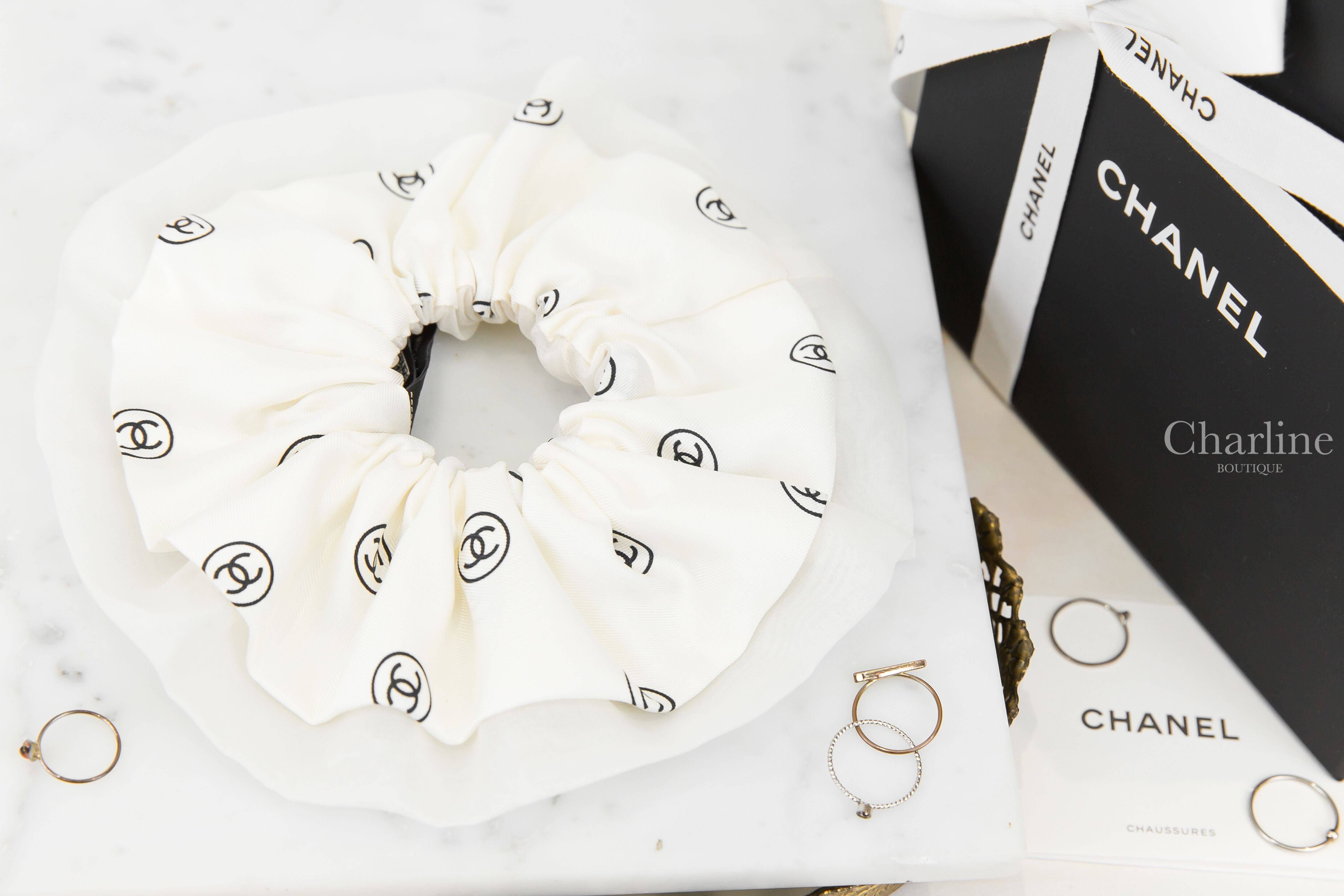 Chanel Hair Accessory 白底斜紋滿版黑色圓型CC/白紗雙層真絲髮束