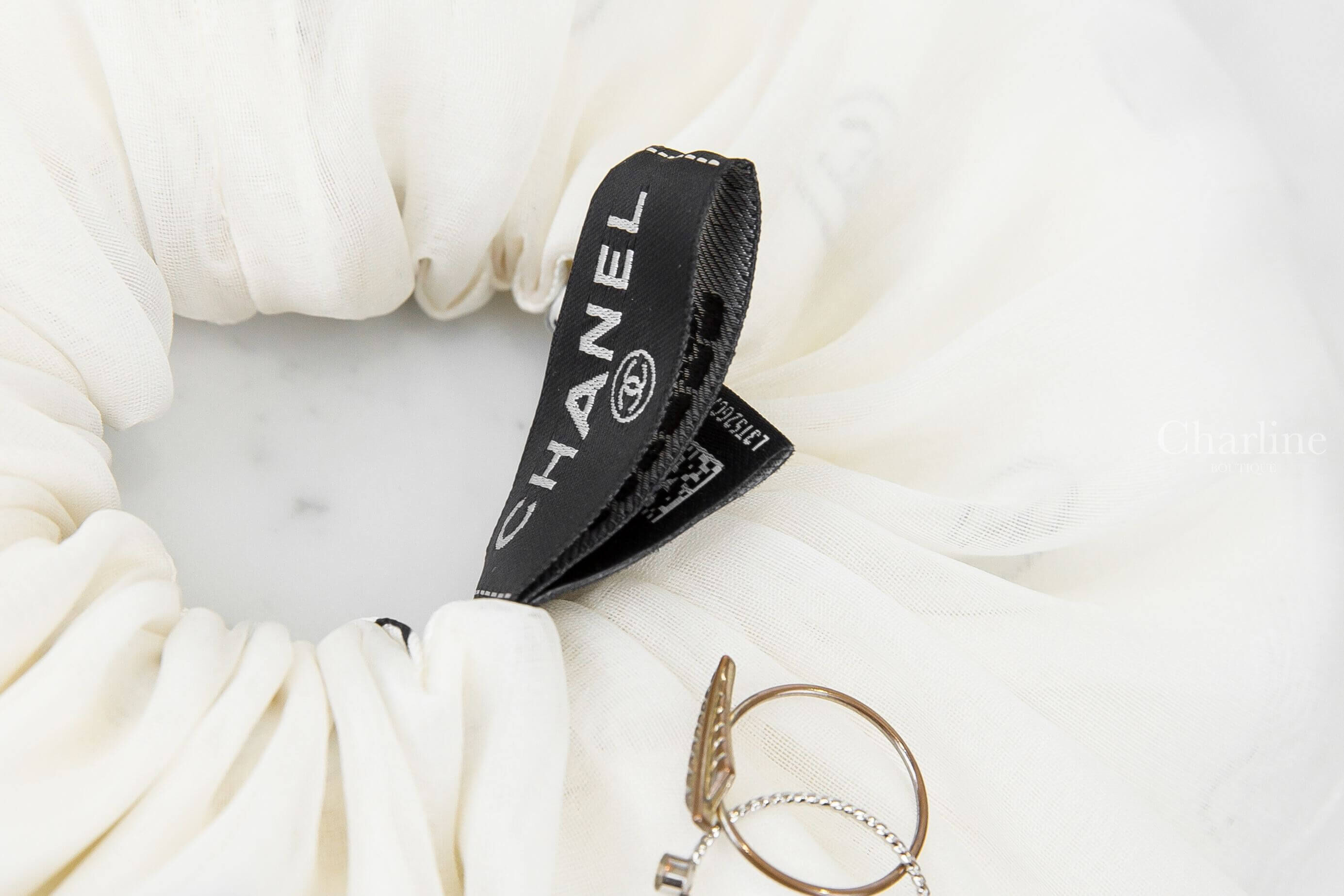 Chanel Hair Accessory 白底斜紋滿版黑色圓型CC/白紗雙層真絲髮束-Charline Boutique 精品代購
