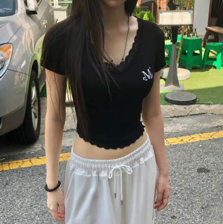 【代購】MUCENT 蕾絲V領合身短版上衣 短版 V領 蕾絲 合身 三色 黑 灰 白