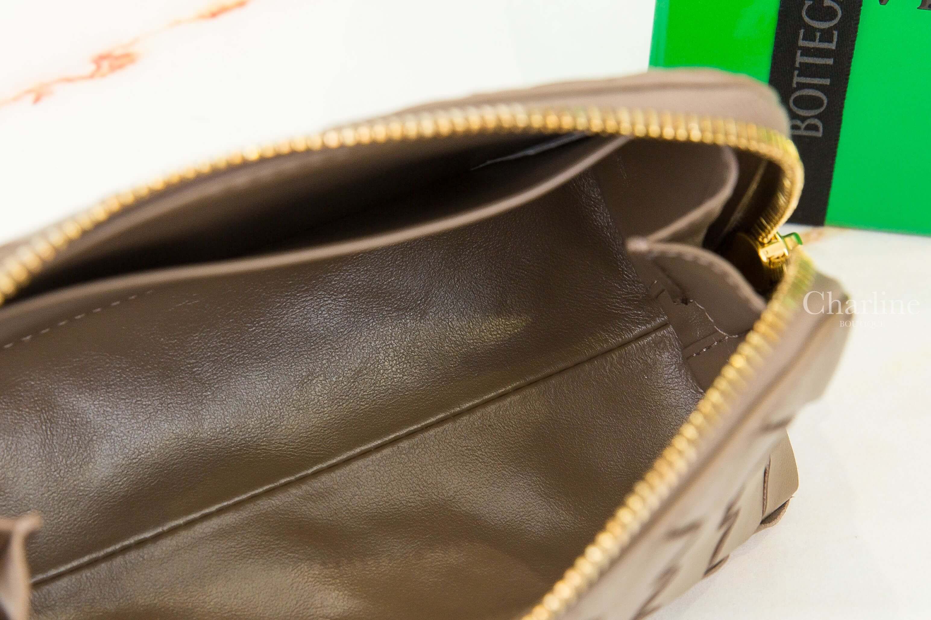 Bottega Veneta Intrecciato Small Beauty Pouch 松果棕編織小牛皮小型拉鍊化妝包-Charline Boutique 精品代購