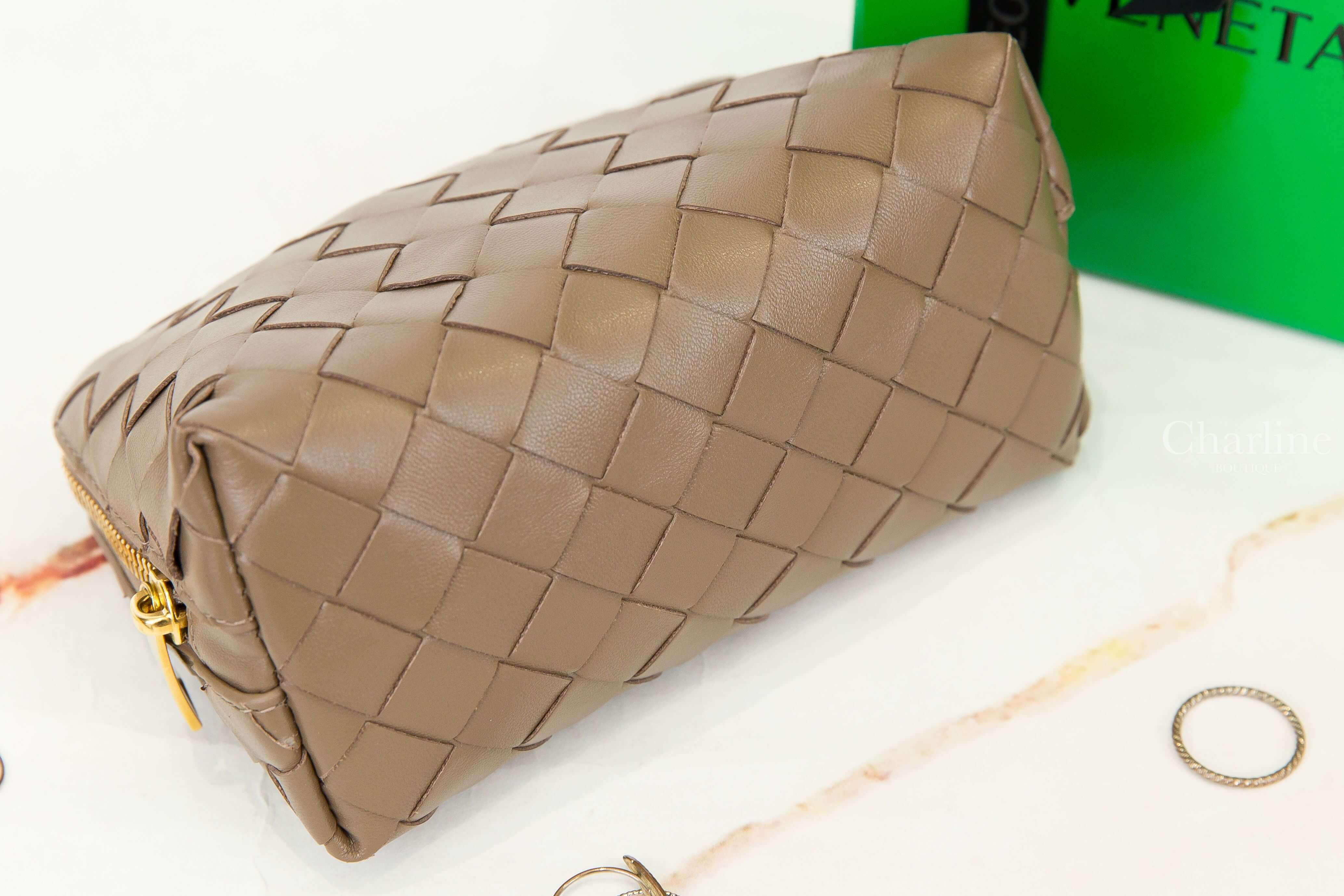 Bottega Veneta Intrecciato Small Beauty Pouch 松果棕編織小牛皮小型拉鍊化妝包-Charline Boutique 精品代購