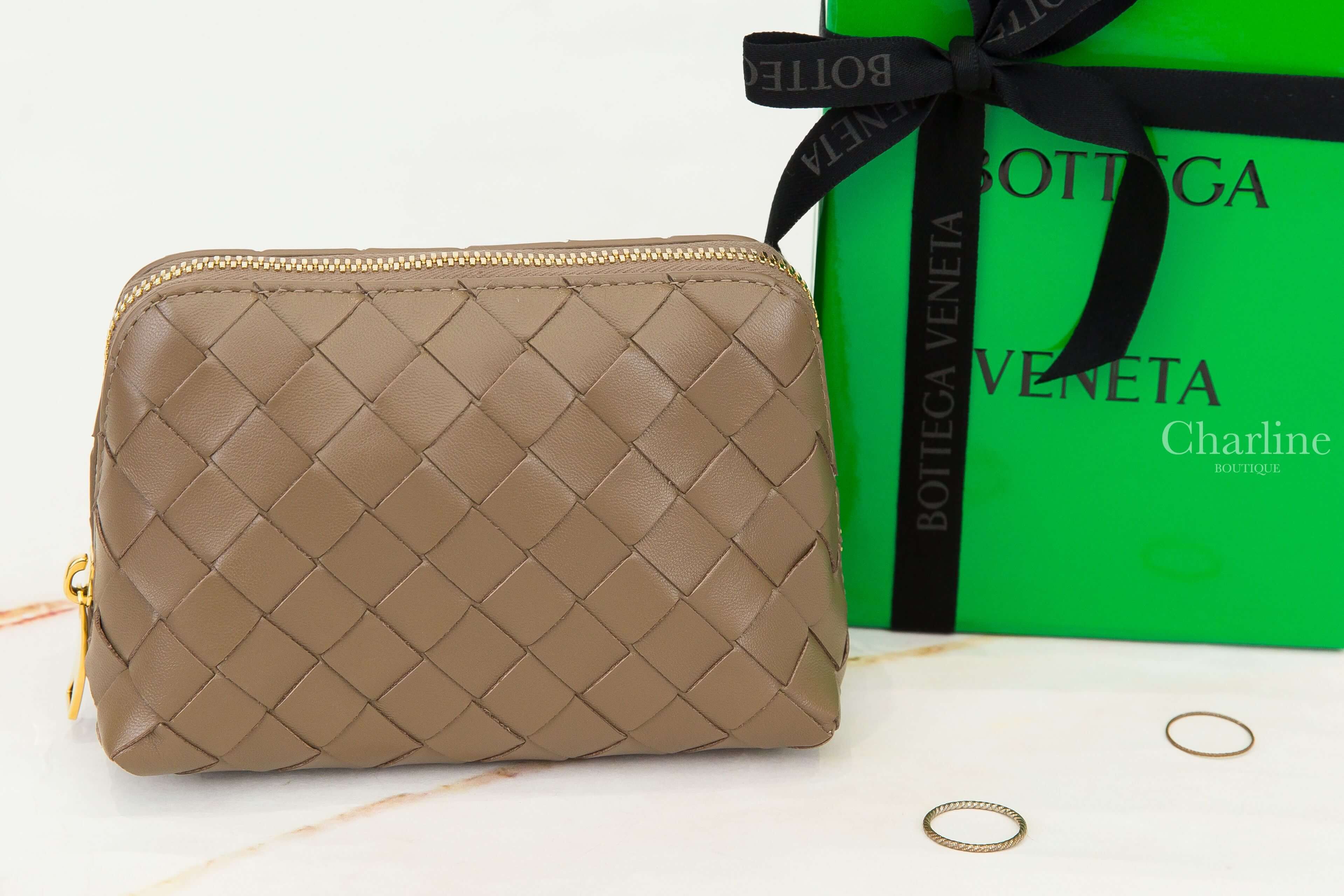 Bottega Veneta Intrecciato Small Beauty Pouch 松果棕編織小牛皮小型拉鍊化妝包-Charline Boutique 精品代購
