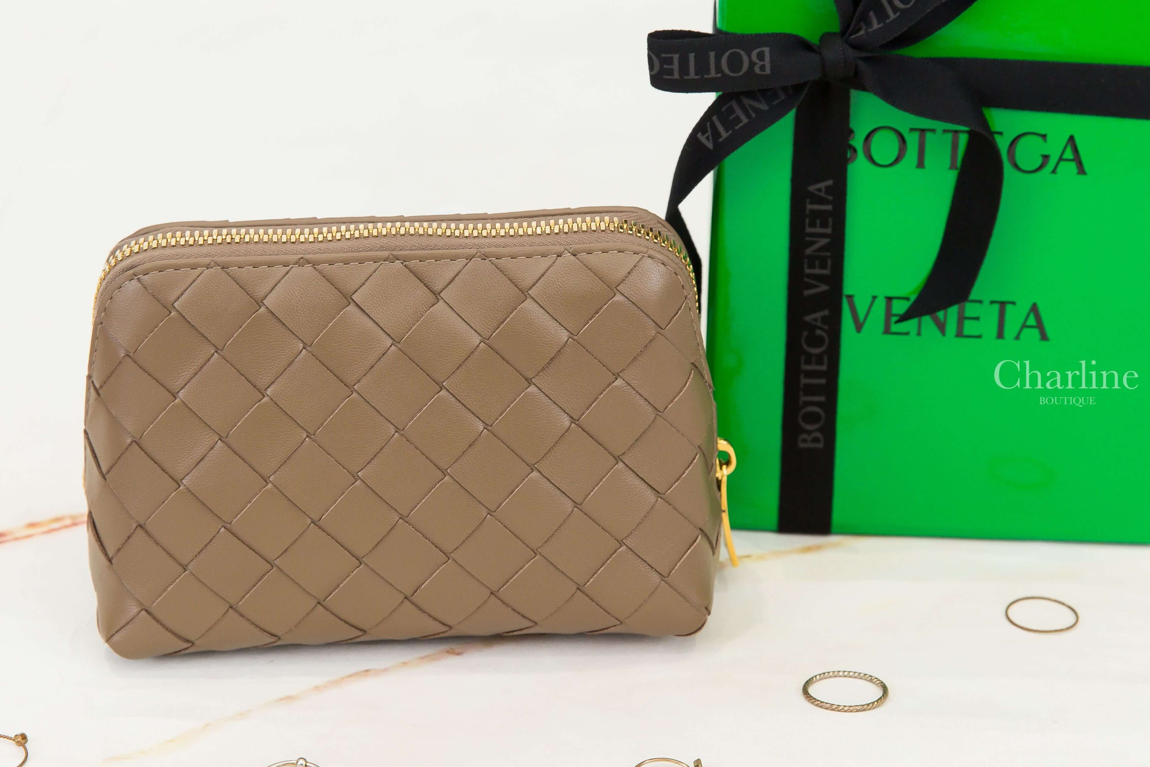Bottega Veneta Intrecciato Small Beauty Pouch 松果棕編織小牛皮小型拉鍊化妝包-Charline Boutique 精品代購