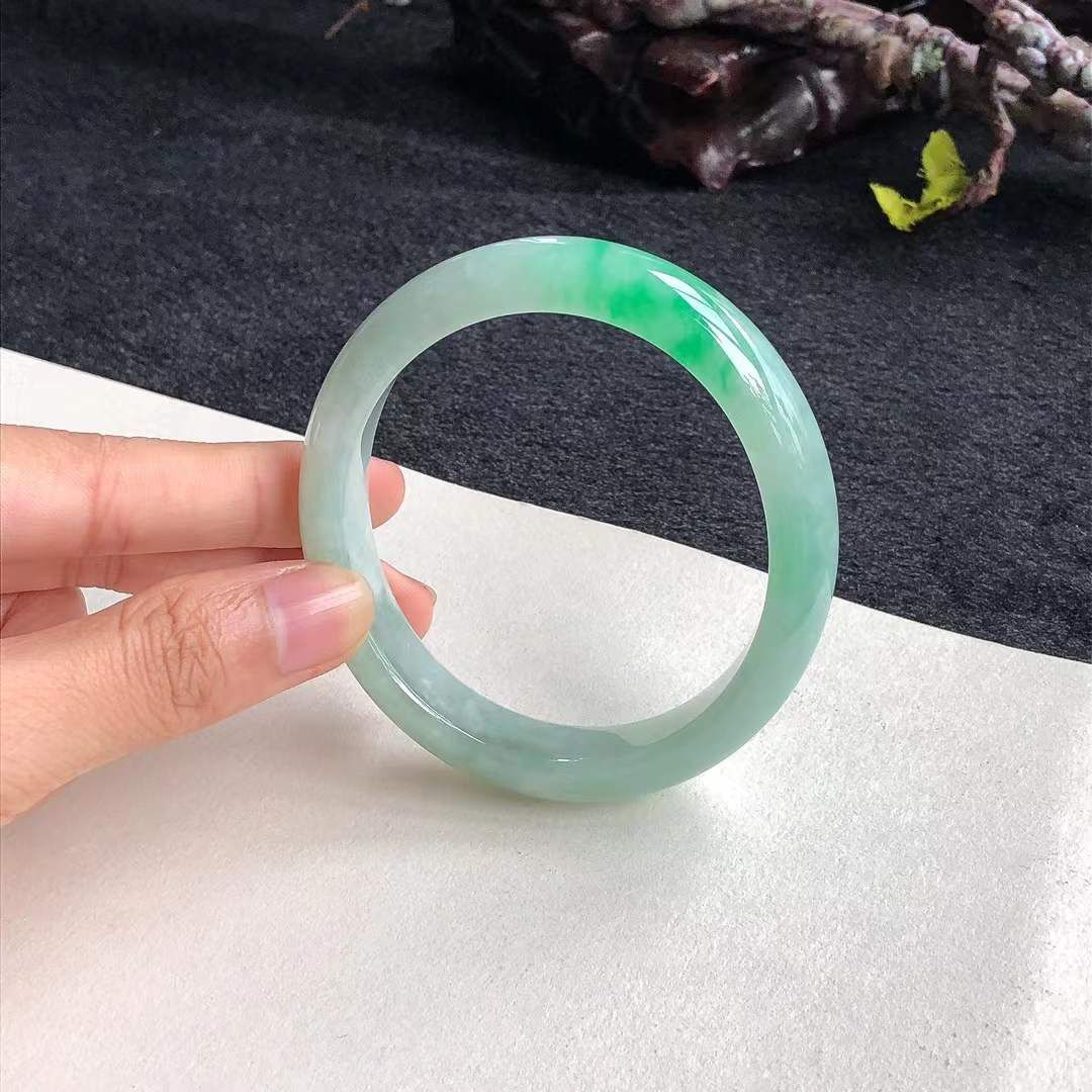 9252642 51mm冰糯種飄陽綠翡翠貴妃手鐲 (50-52)