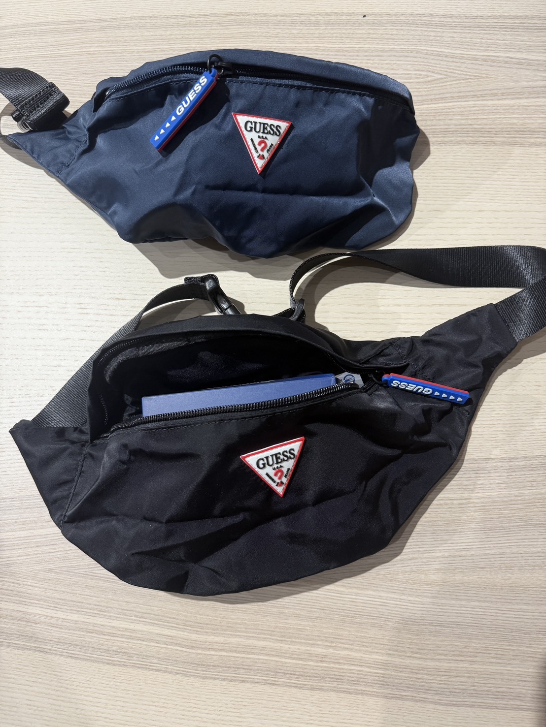 📢【GUESS 出清特價】經典尼龍腰包 側背包 🎒 台灣公司貨｜黑色/藍色 各一