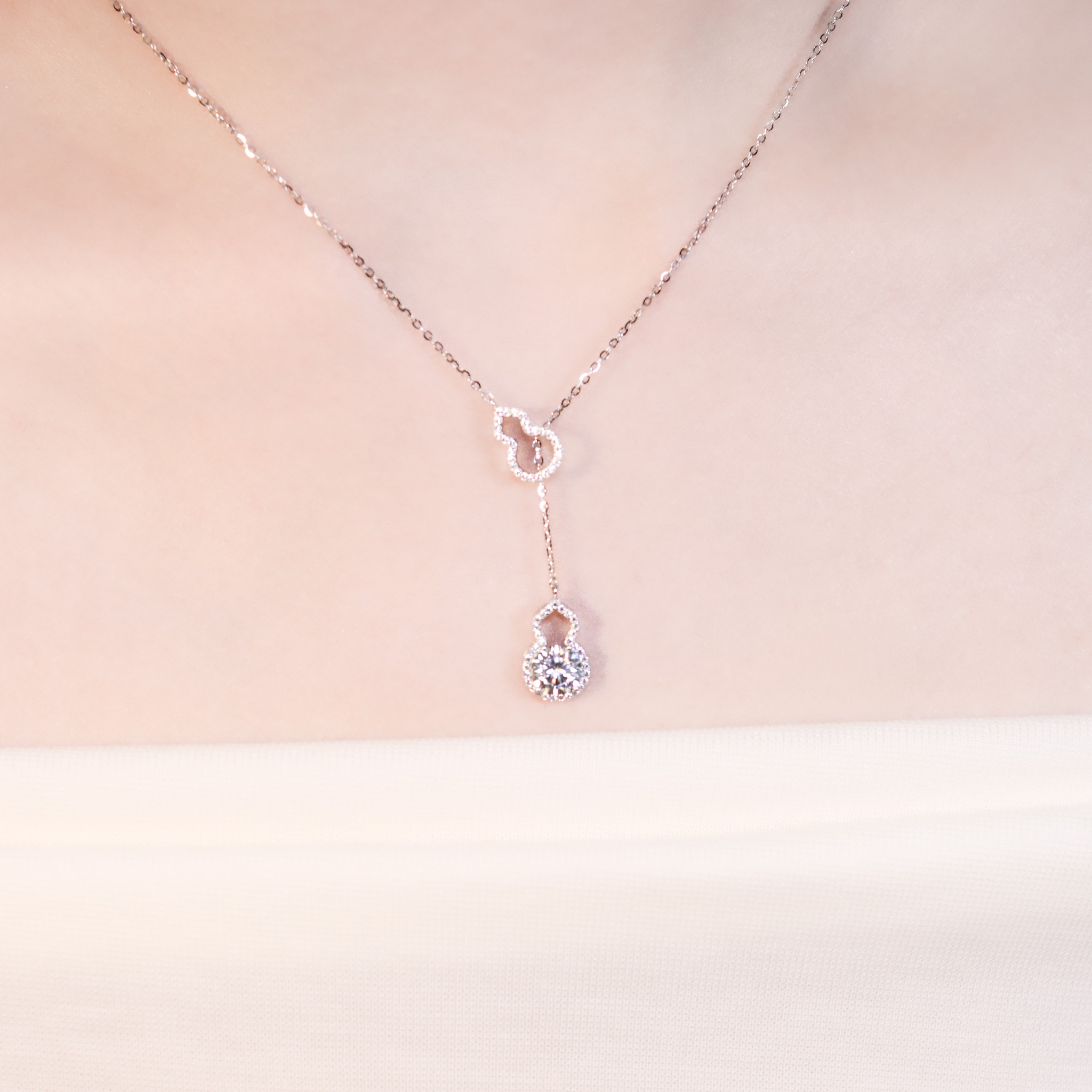 | 925純銀・厚鍍白金・莫桑石 | 鑽光吸財小葫蘆項鍊 | NE1501 |