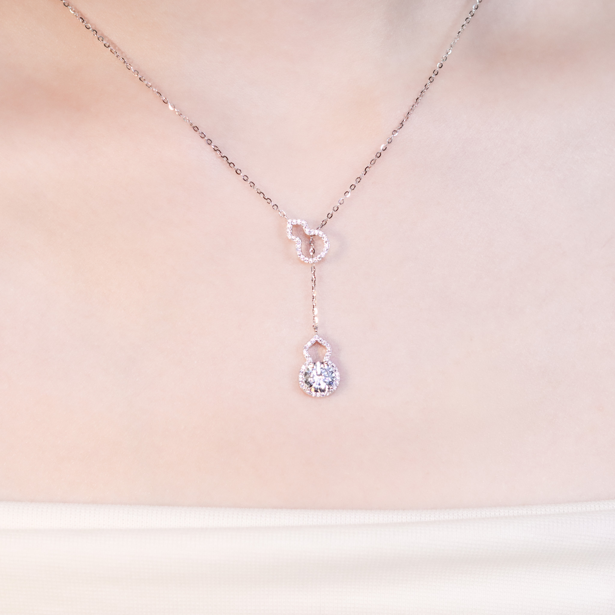 | 925純銀・厚鍍白金・莫桑石 | 鑽光吸財小葫蘆項鍊 | NE1501 |