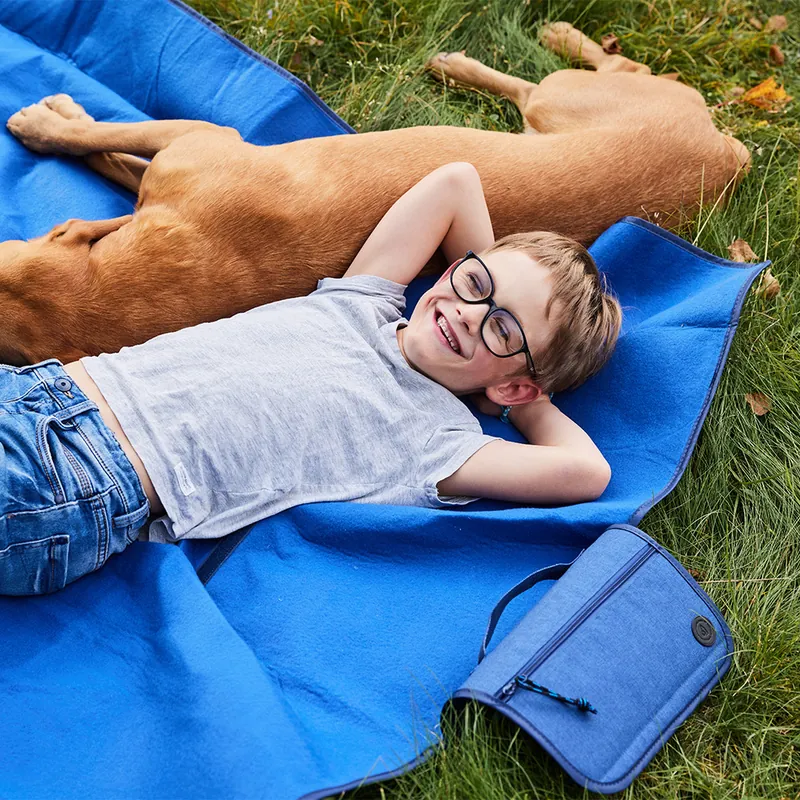 Sagaform-環保材質野餐毯,底面防水材質,外層有拉鍊夾層袋,方便存放小物