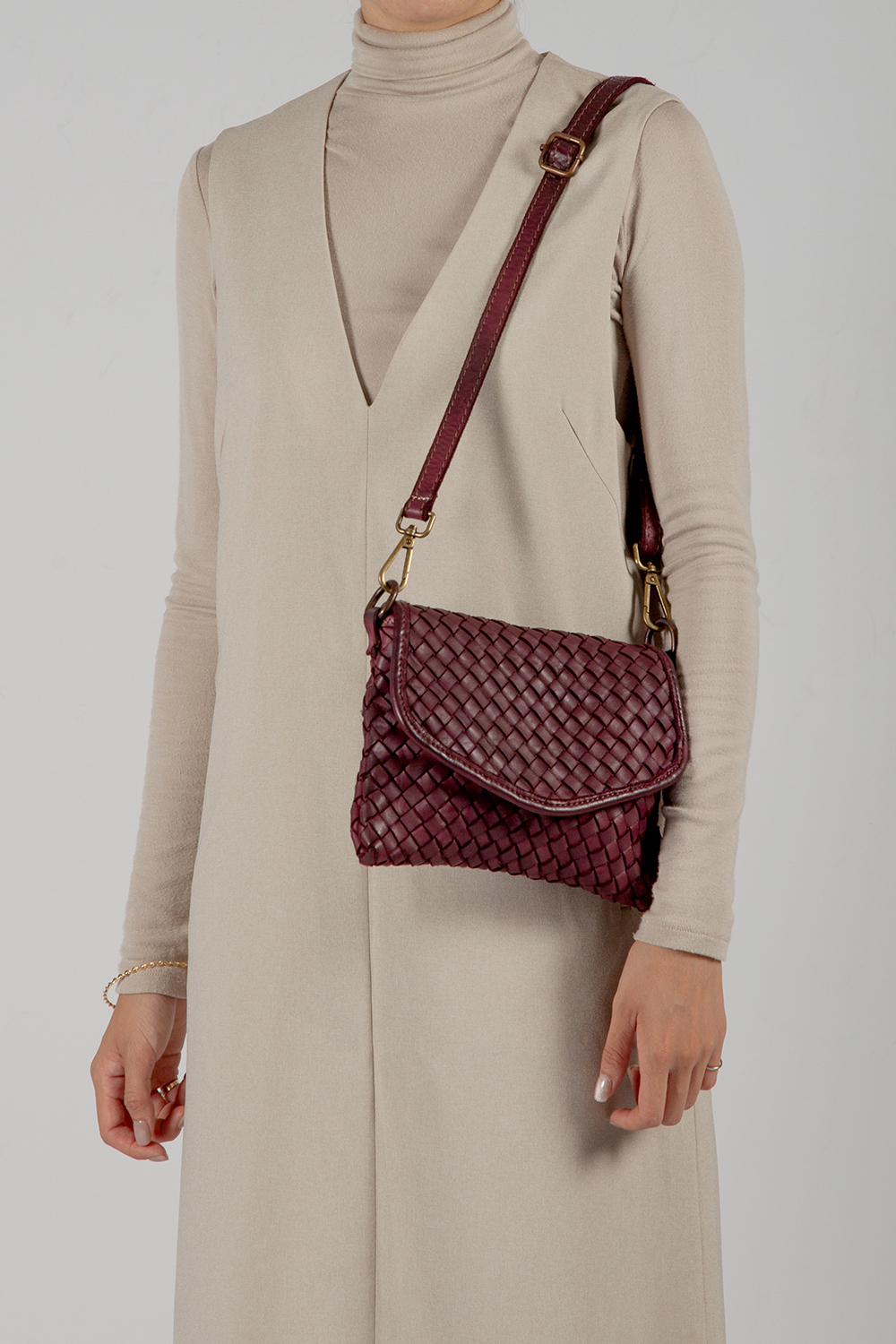 TASCA 編織翻蓋小方包 酒紅