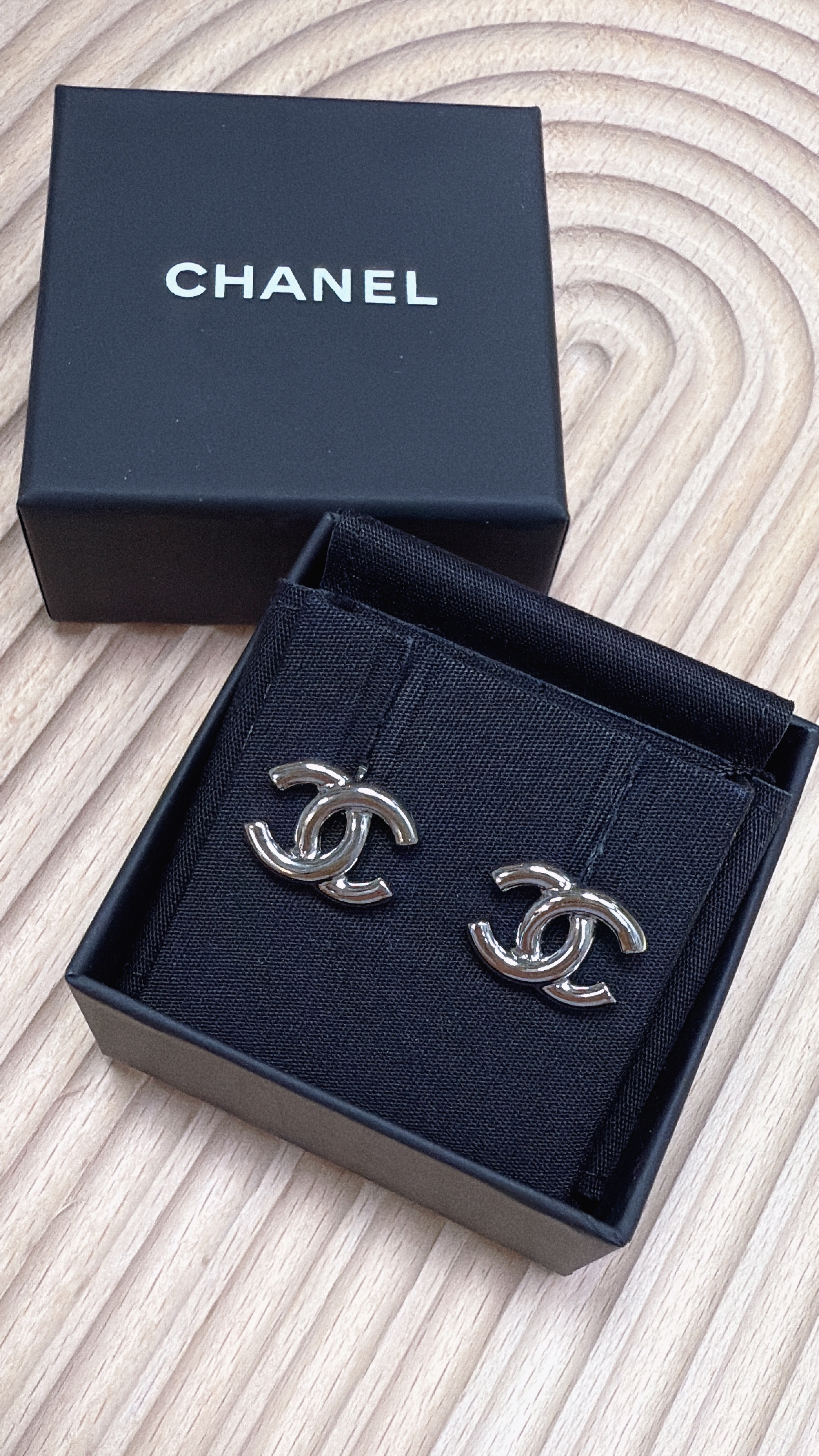 Chanel classic 全銀色logo 耳環