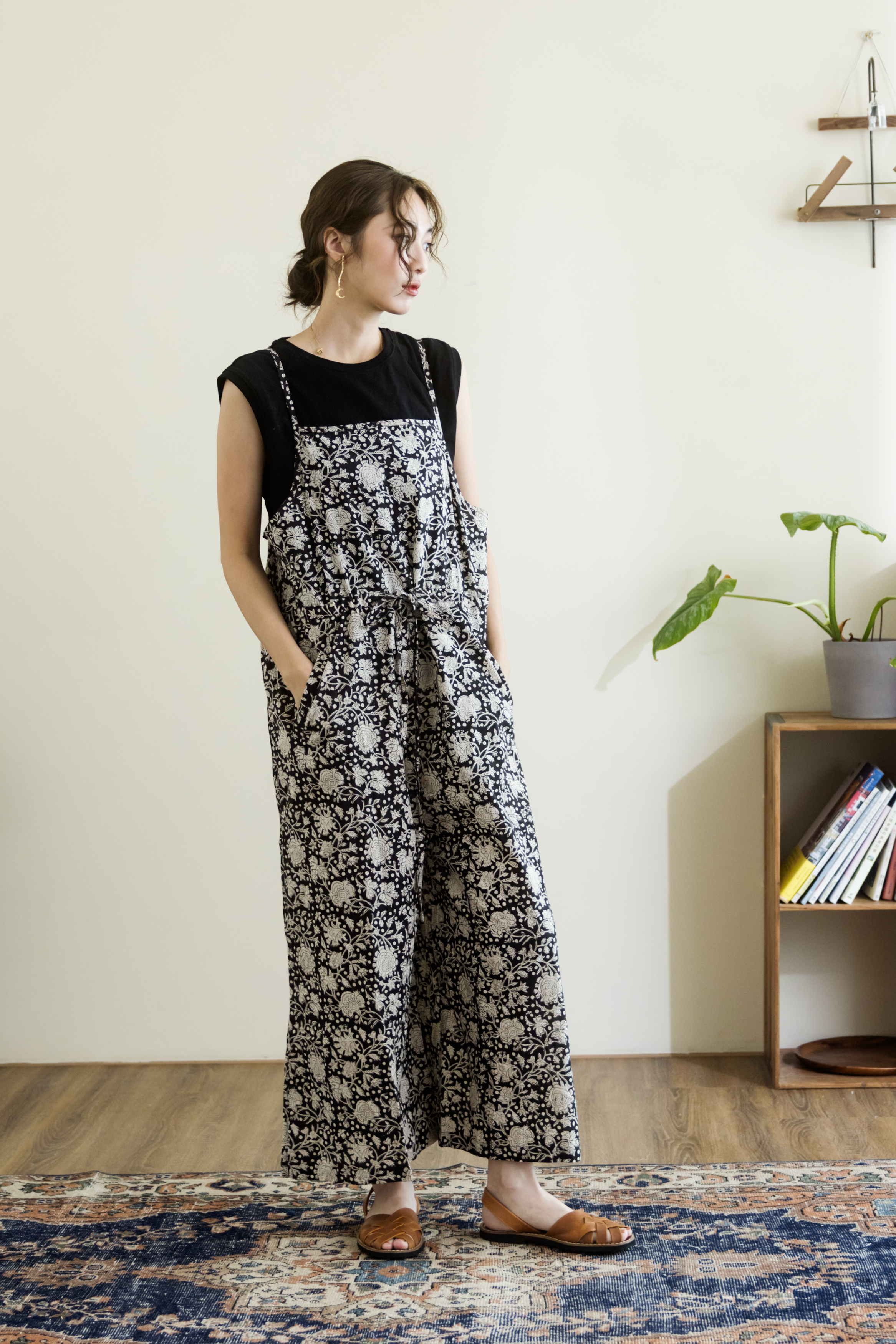 細肩帶連身寬褲_黑花