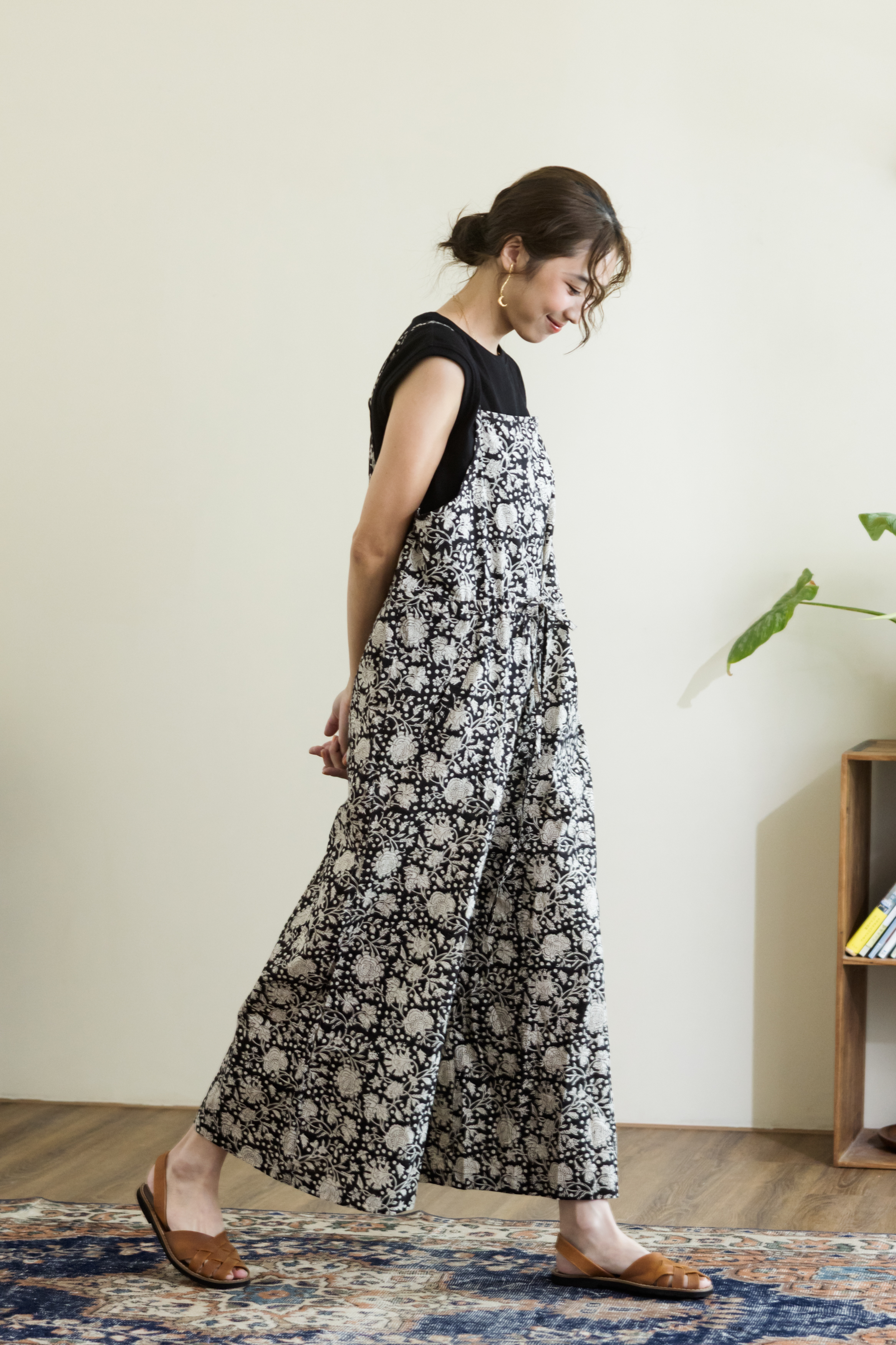 細肩帶連身寬褲_黑花