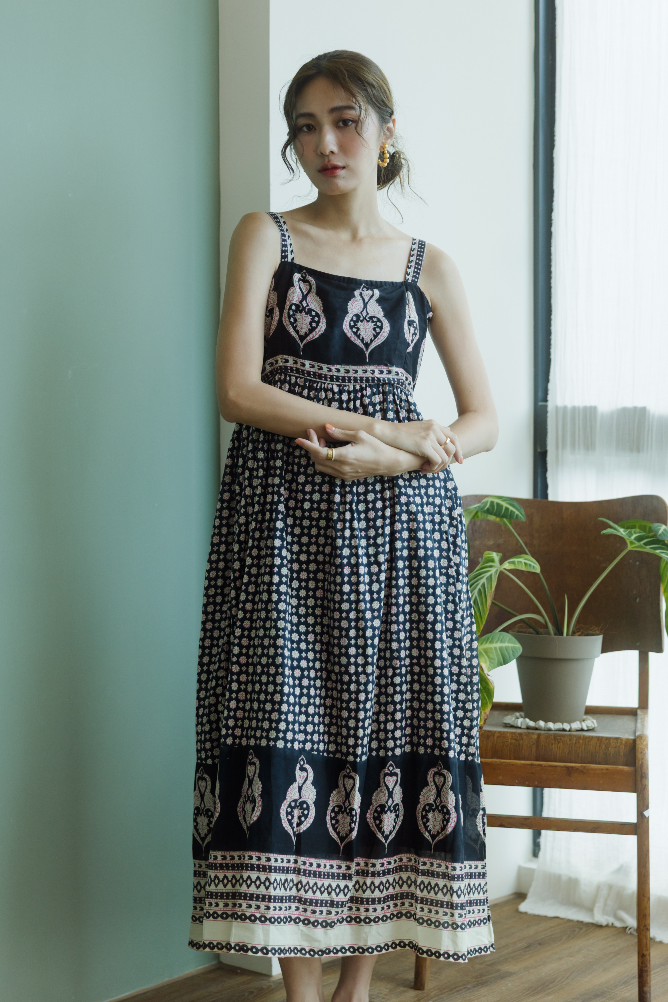 吊帶平口木刻印圖騰洋裝_黑