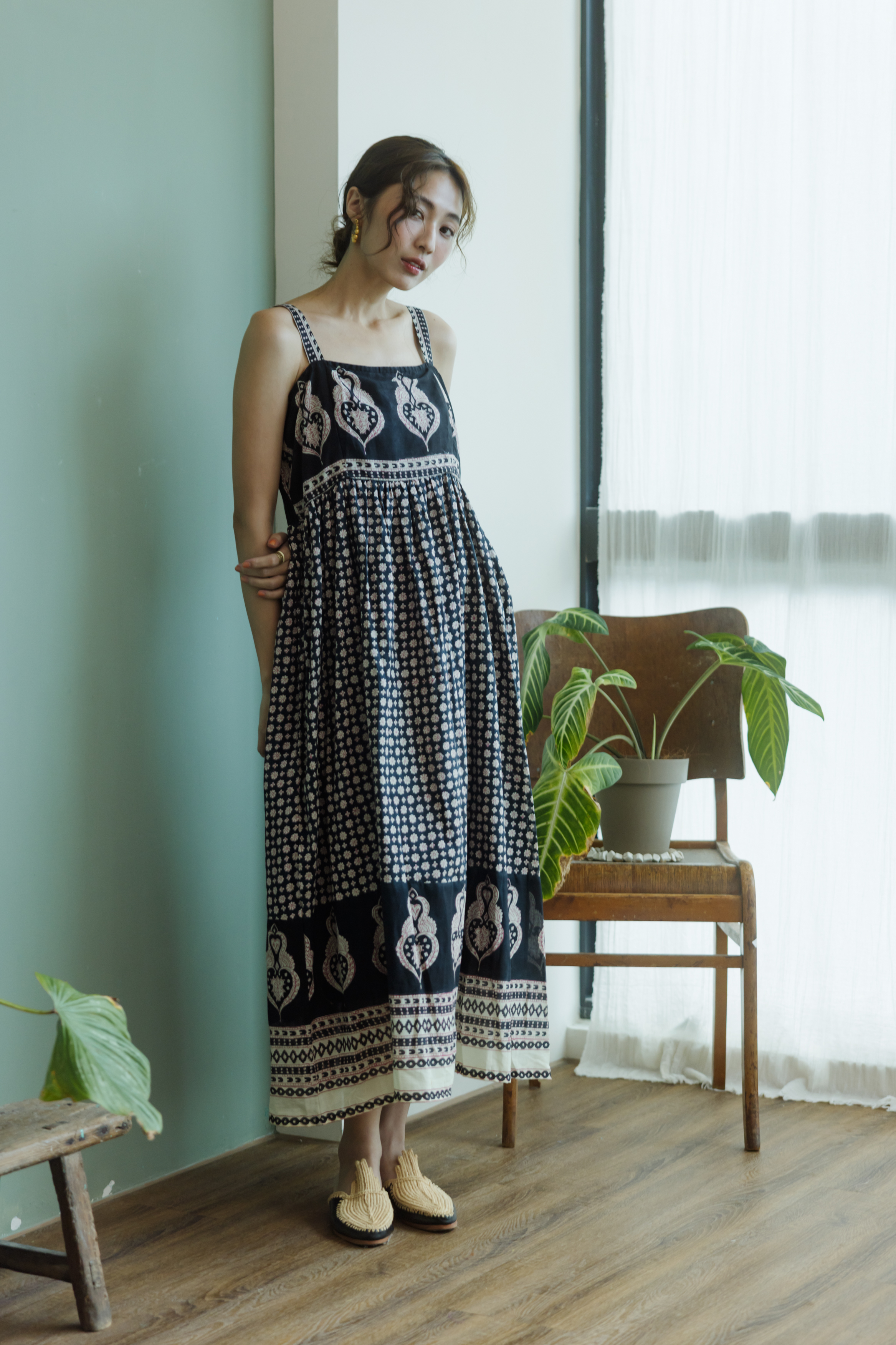 吊帶平口木刻印圖騰洋裝_黑