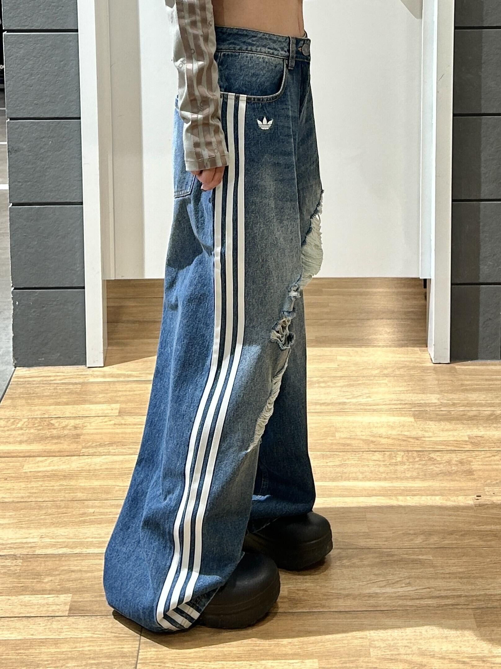 Adidas Originals 破洞牛仔落地褲 寬鬆 破壞 闊腿褲 淺藍色 彎刀褲 三線褲 牛仔褲 男女款/預購