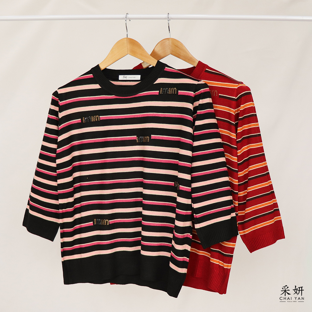 字母燙鑽條紋針織圓領七分袖上衣