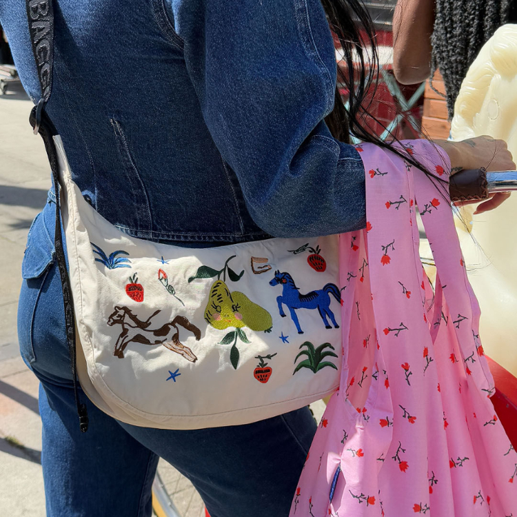 美國 BAGGU 新月尼龍肩背包 刺繡彩繪草原 (M)
