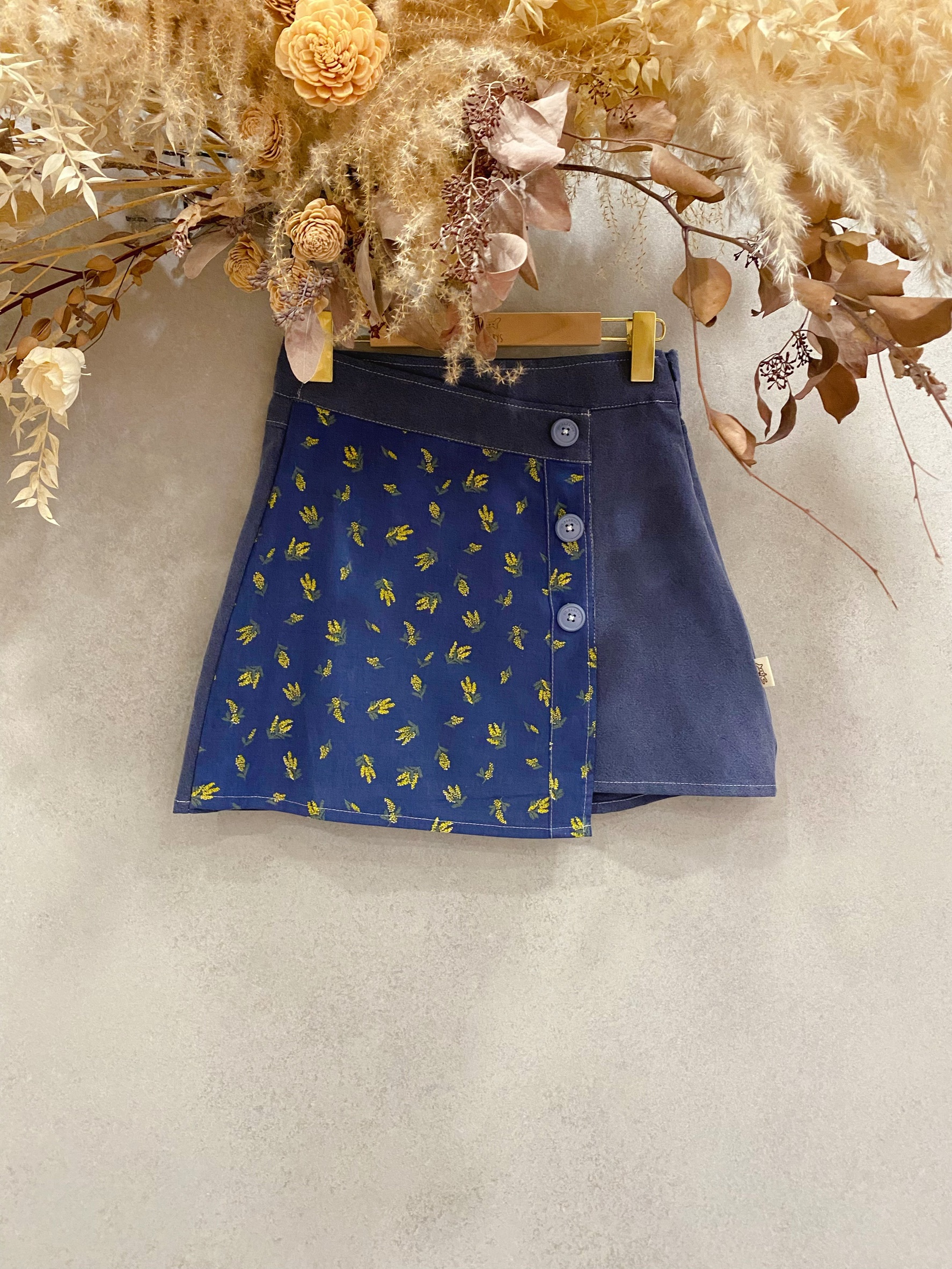 藍稻穗 媽咪斜邊排釦連褲短裙（XS ）
