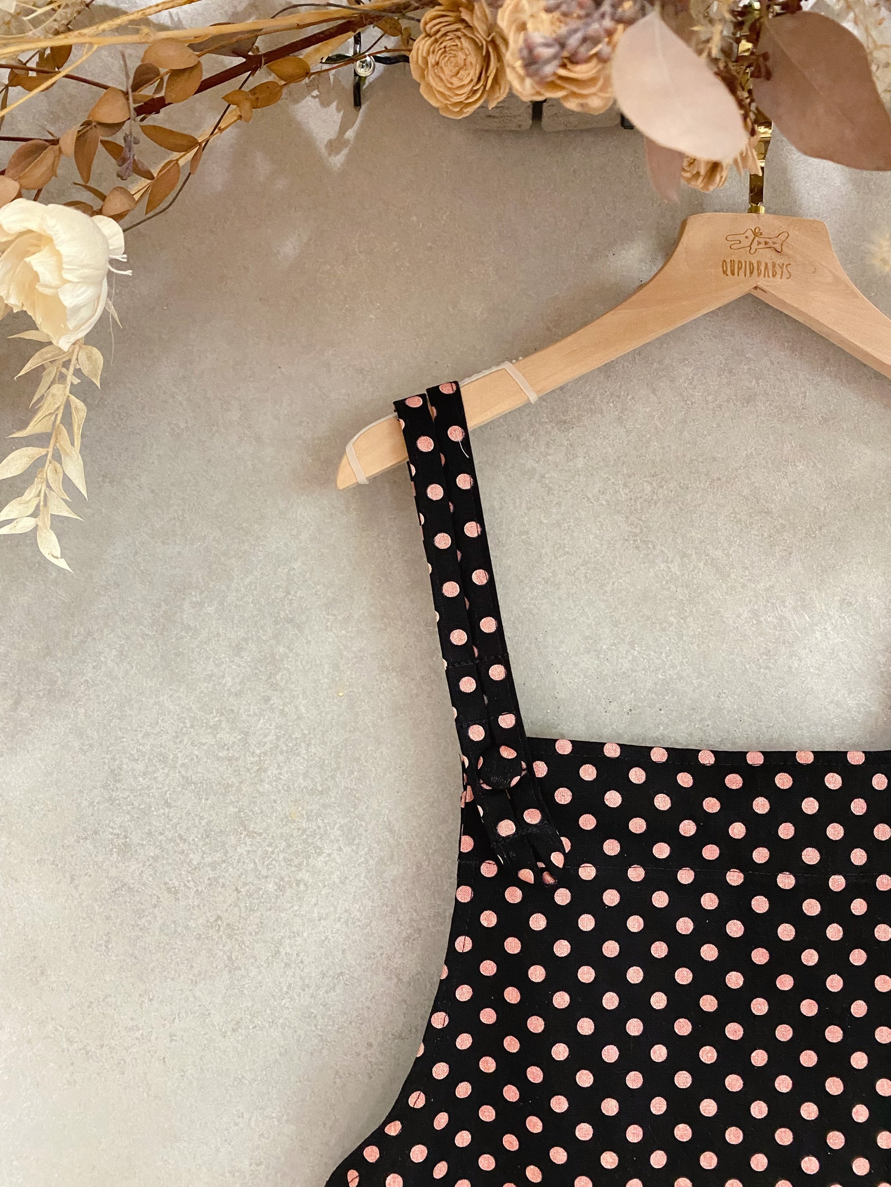 黑底夢幻粉點 媽咪吊帶包釦長洋裝