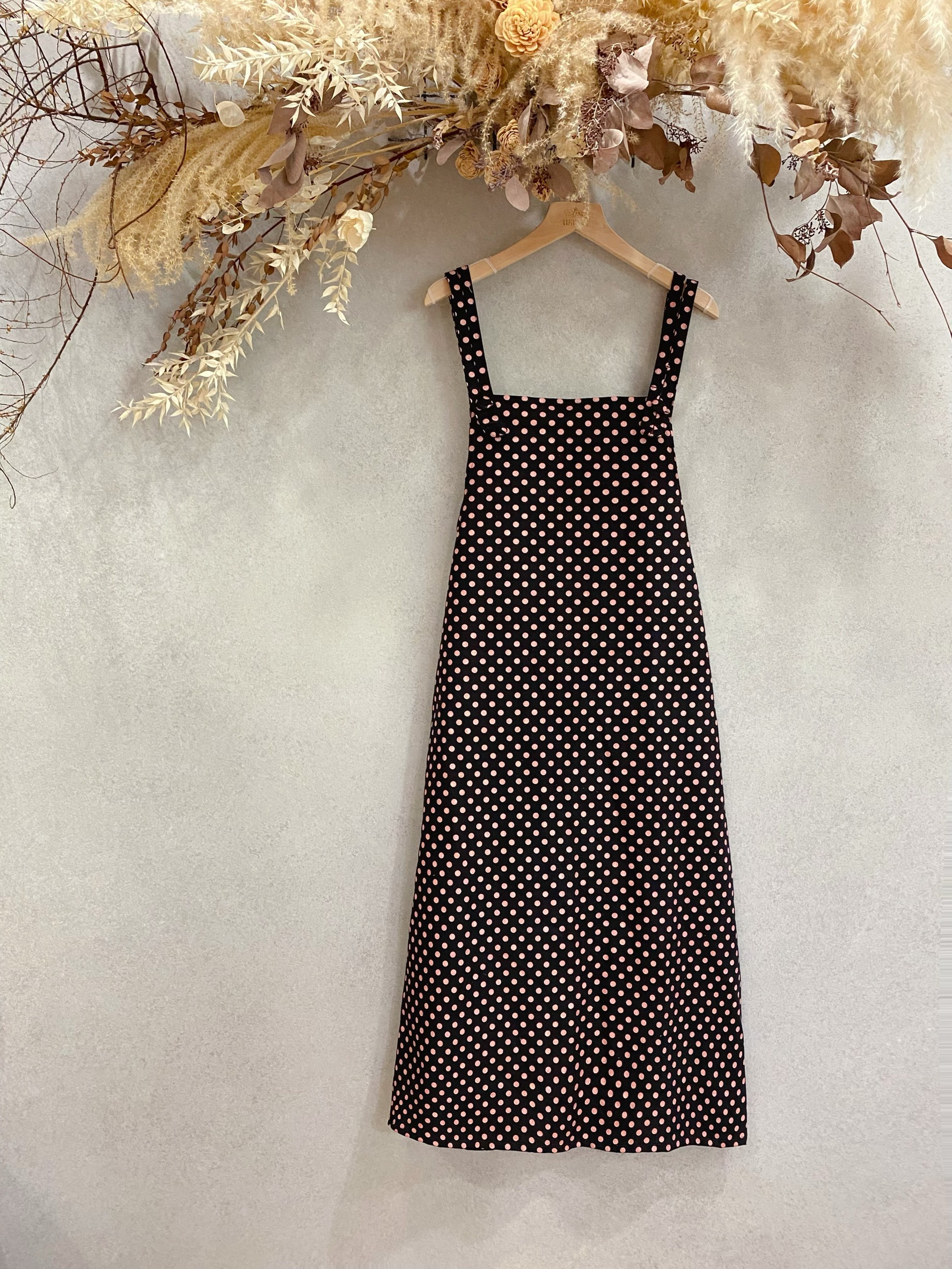 黑底夢幻粉點 媽咪吊帶包釦長洋裝