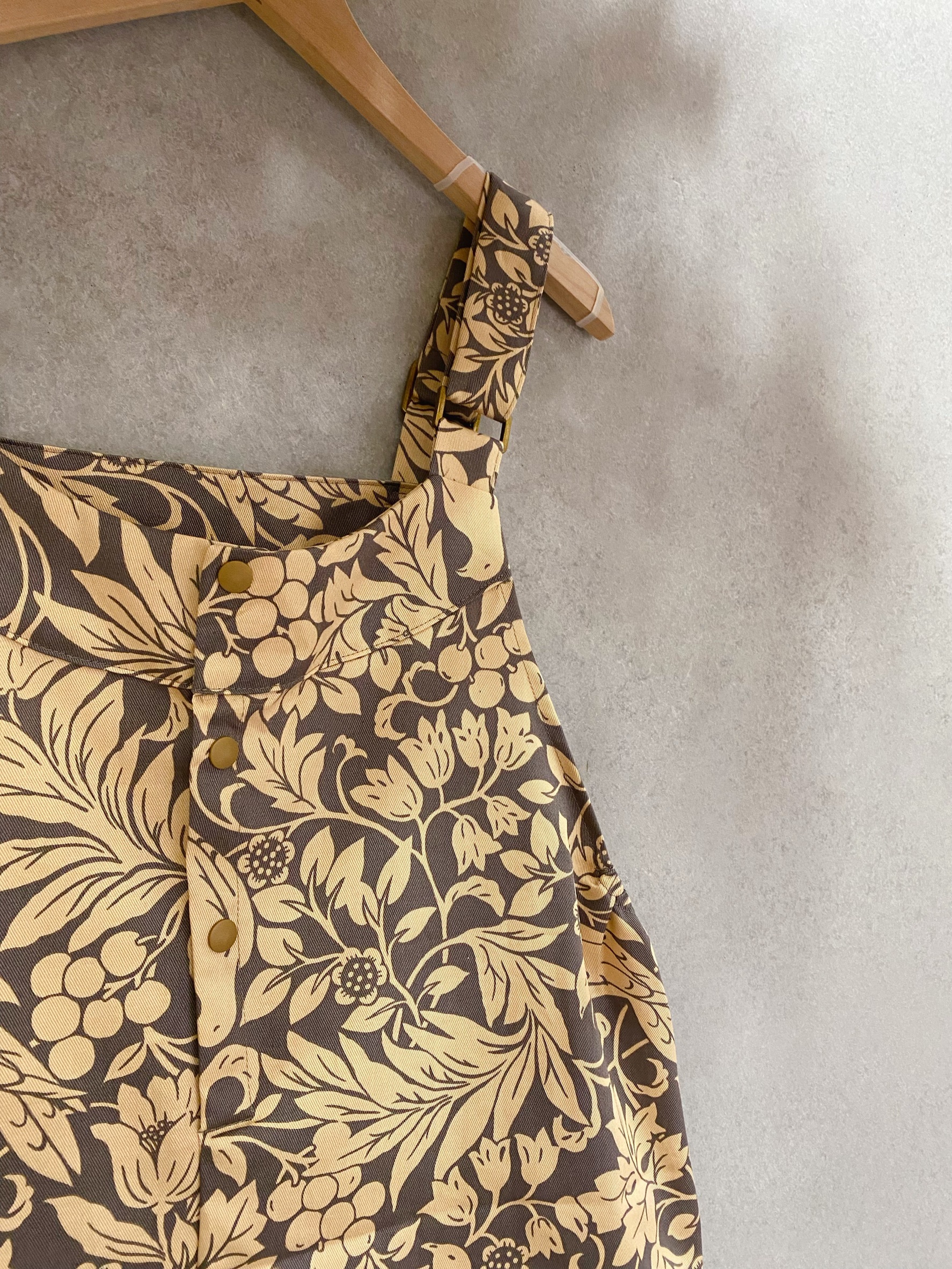 灰底鳥語花香 媽咪俏皮吊帶長裙