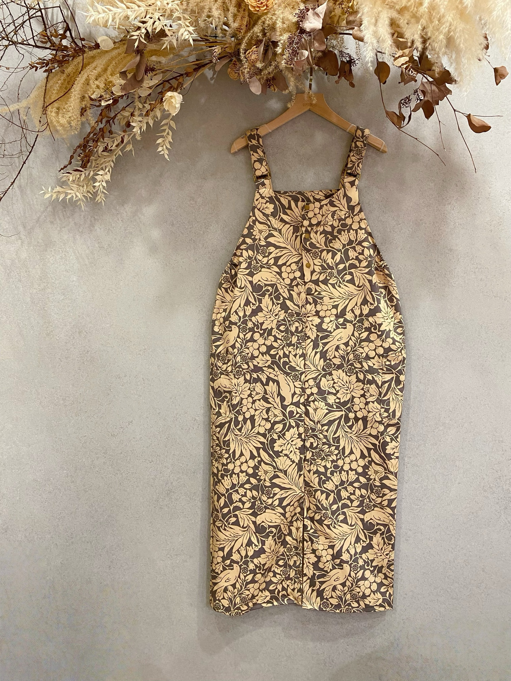 灰底鳥語花香 媽咪俏皮吊帶長裙