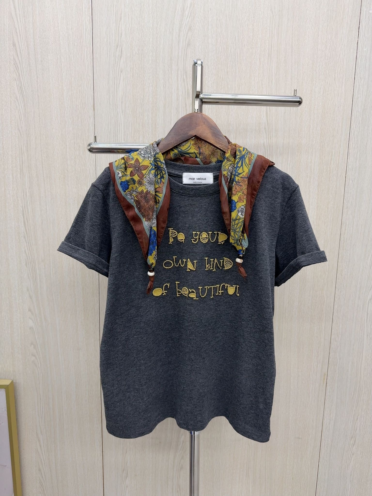 韓國立體英文字配絲巾tee~113R