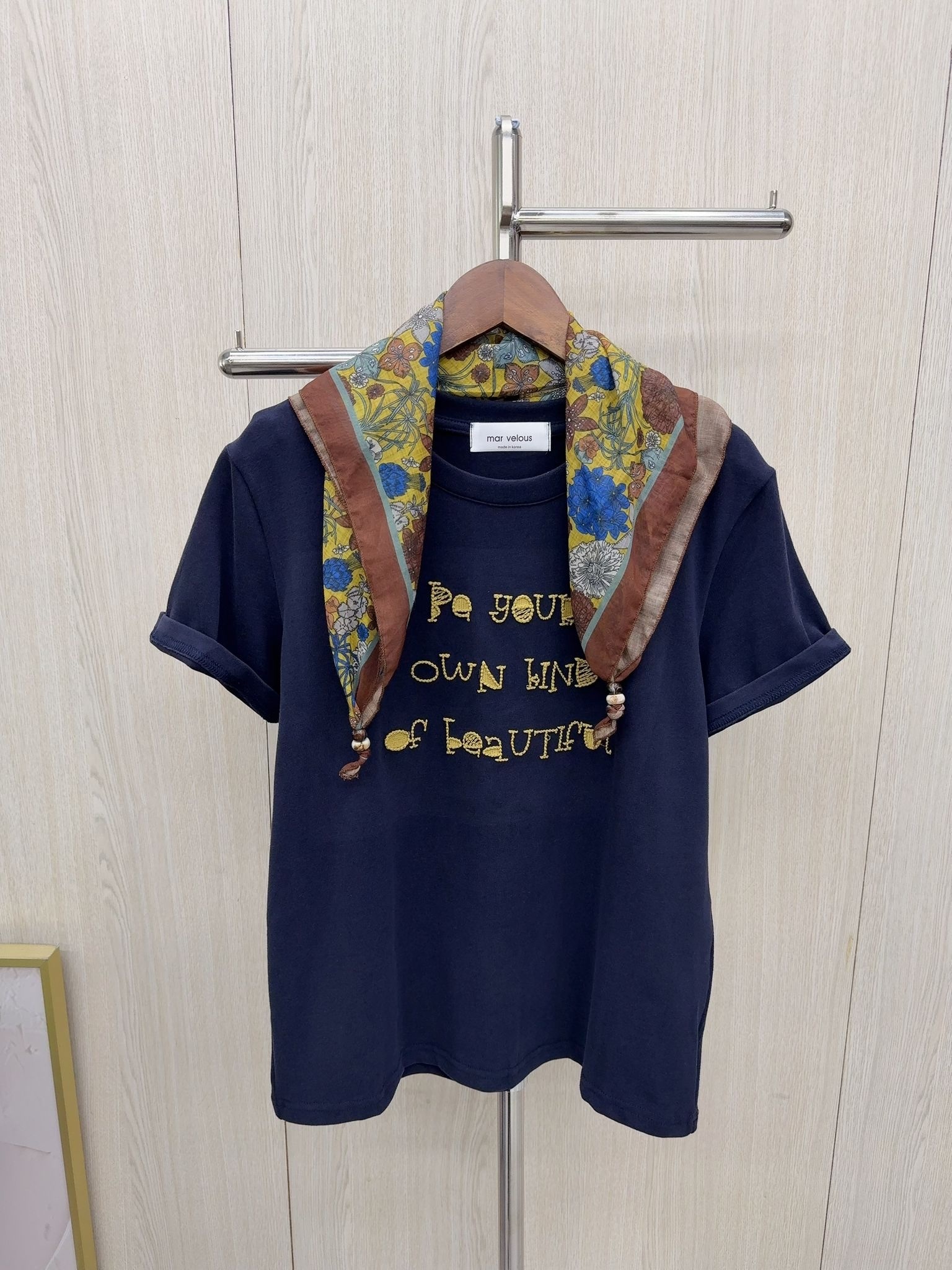 韓國立體英文字配絲巾tee~113R