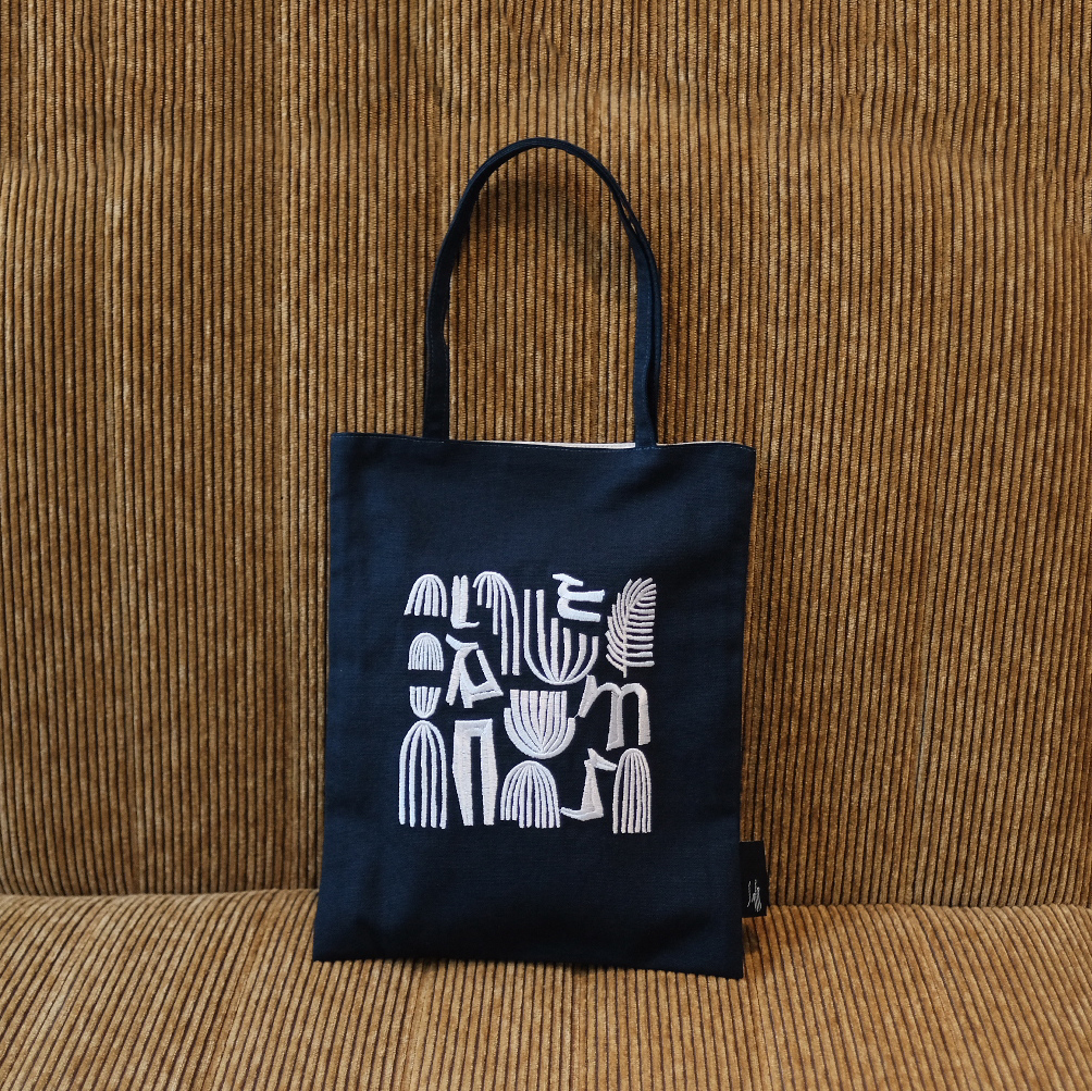 刺繡小提袋 / 藏青