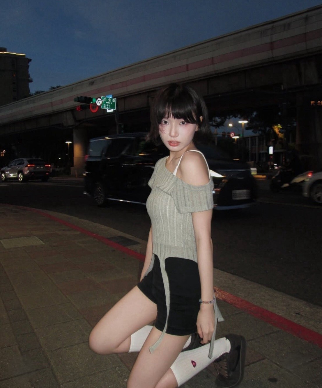 SIMON MADE GC-2511 慕斯蛋糕 斜肩 吊帶 坑條 短T