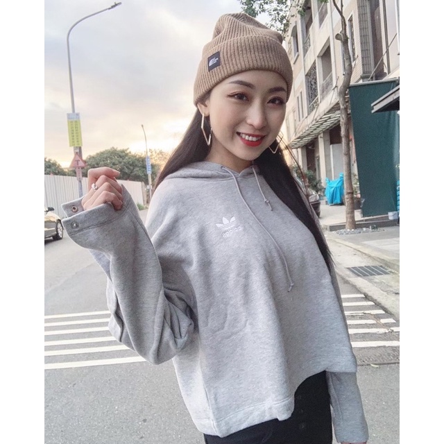 【現貨出清】Adidas Originals 女款短版連帽上衣｜灰色 三葉草 DX1151