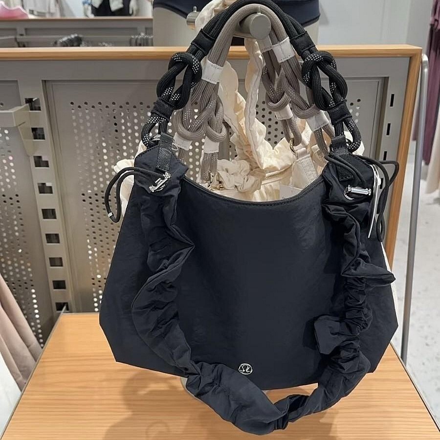 Lululemon 新款皺褶單肩包