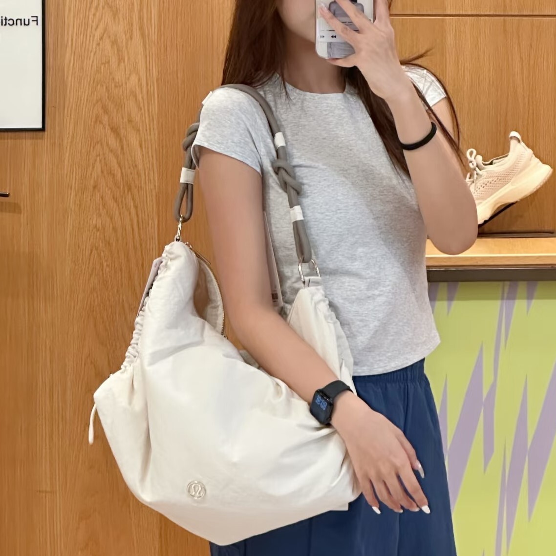 Lululemon 新款皺褶單肩包