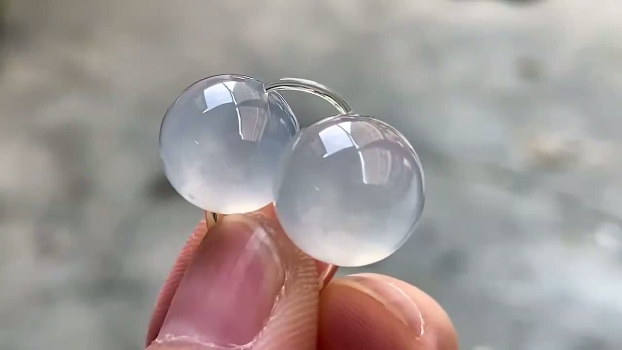 925560 翡翠玻璃種圓珠子一對 (12mm直徑)