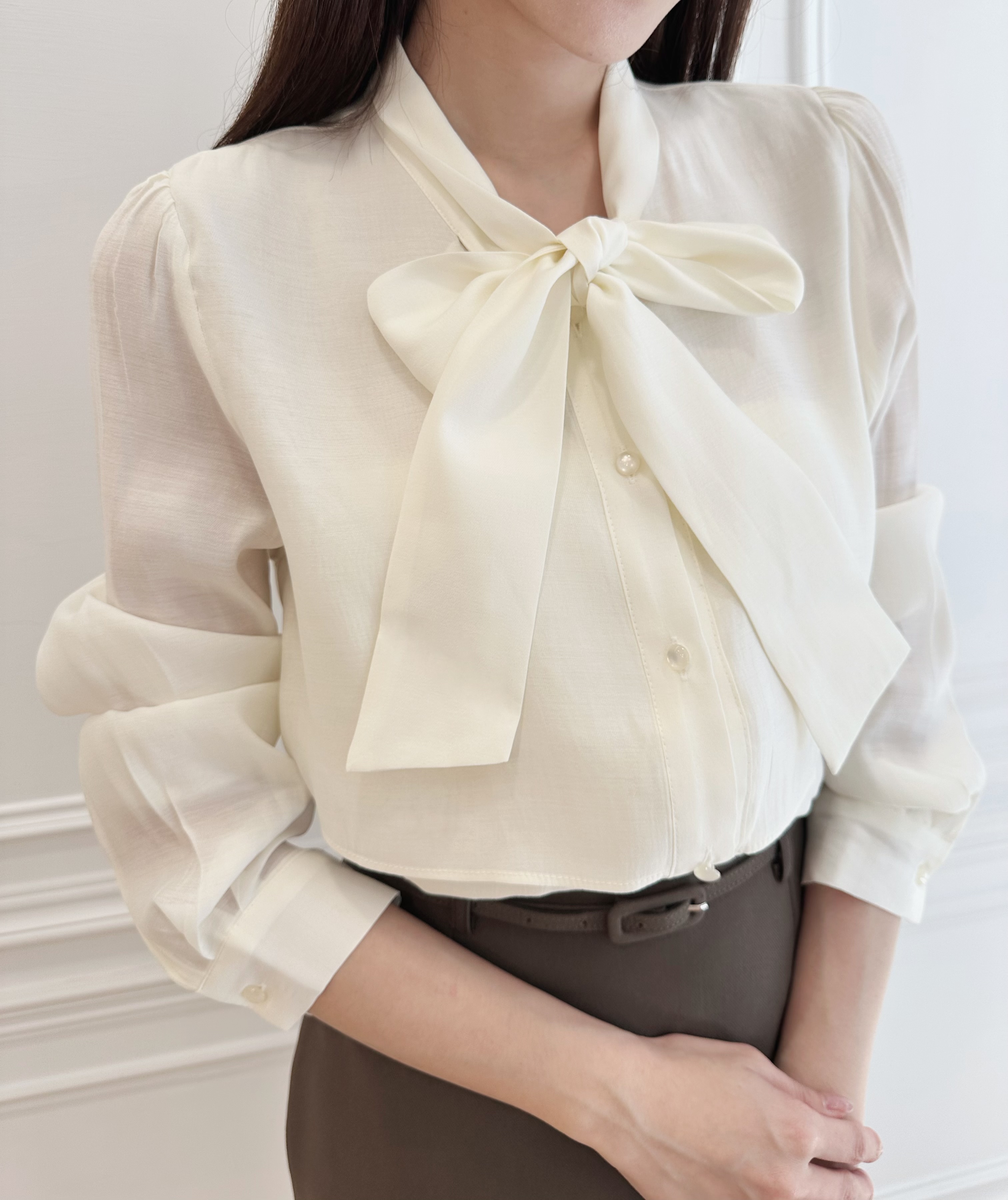 細緻領巾圓釦襯衫