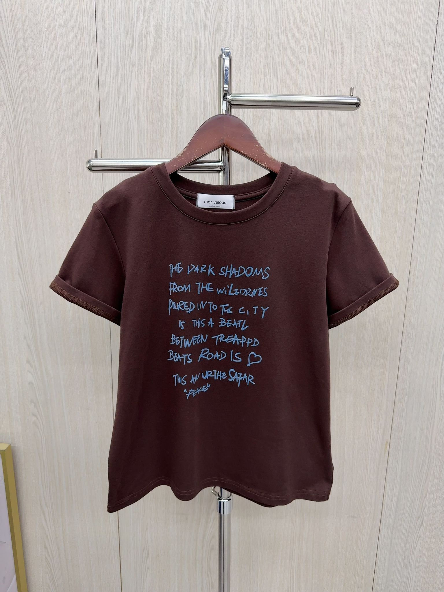 高質立體英文字拼頸巾tee~113Q