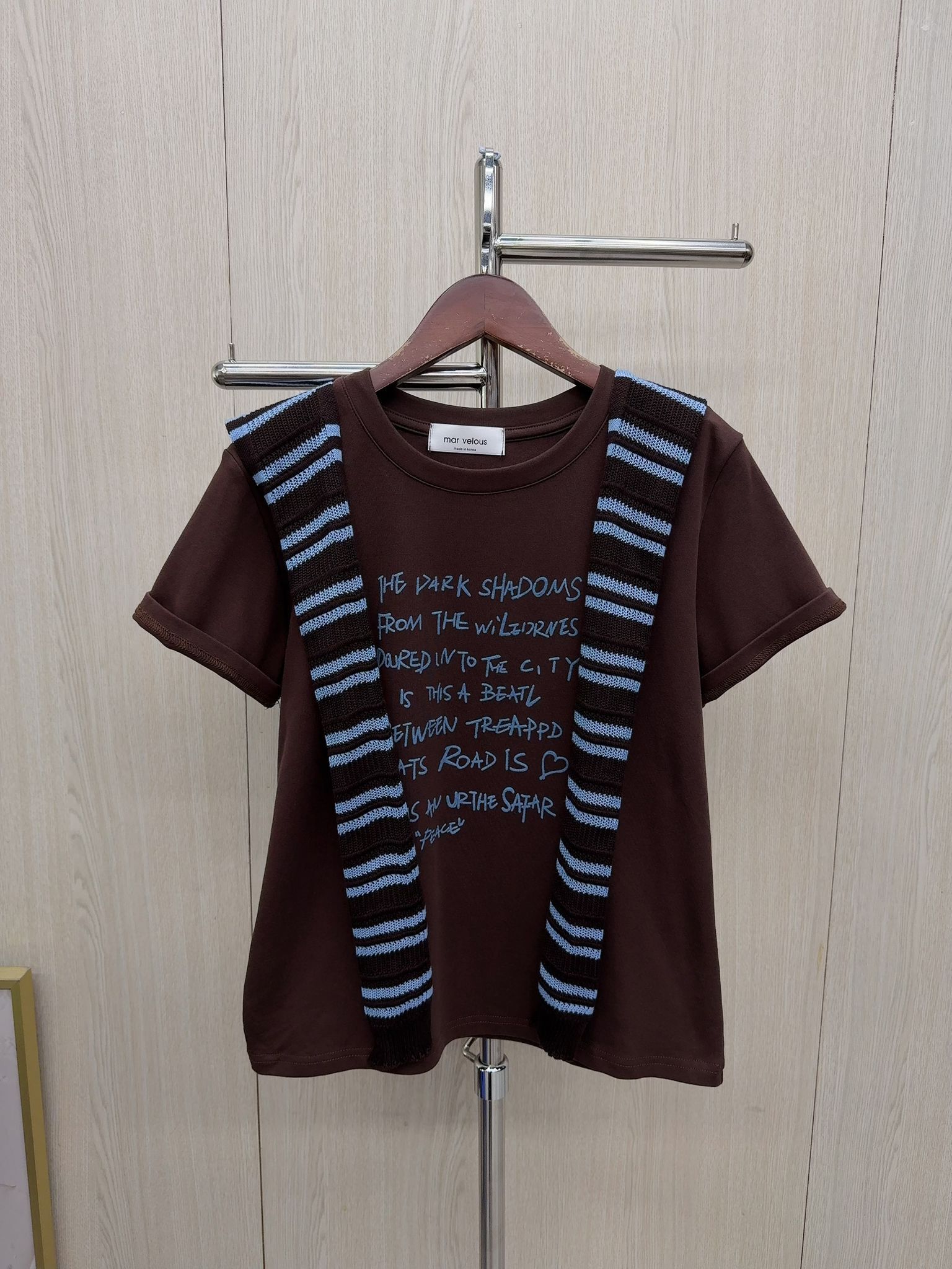 高質立體英文字拼頸巾tee~113Q