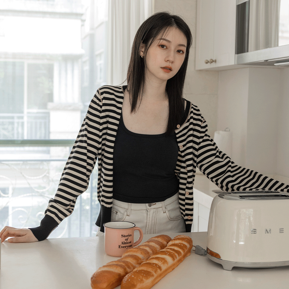 品牌線繡條紋小外套-黑杏條