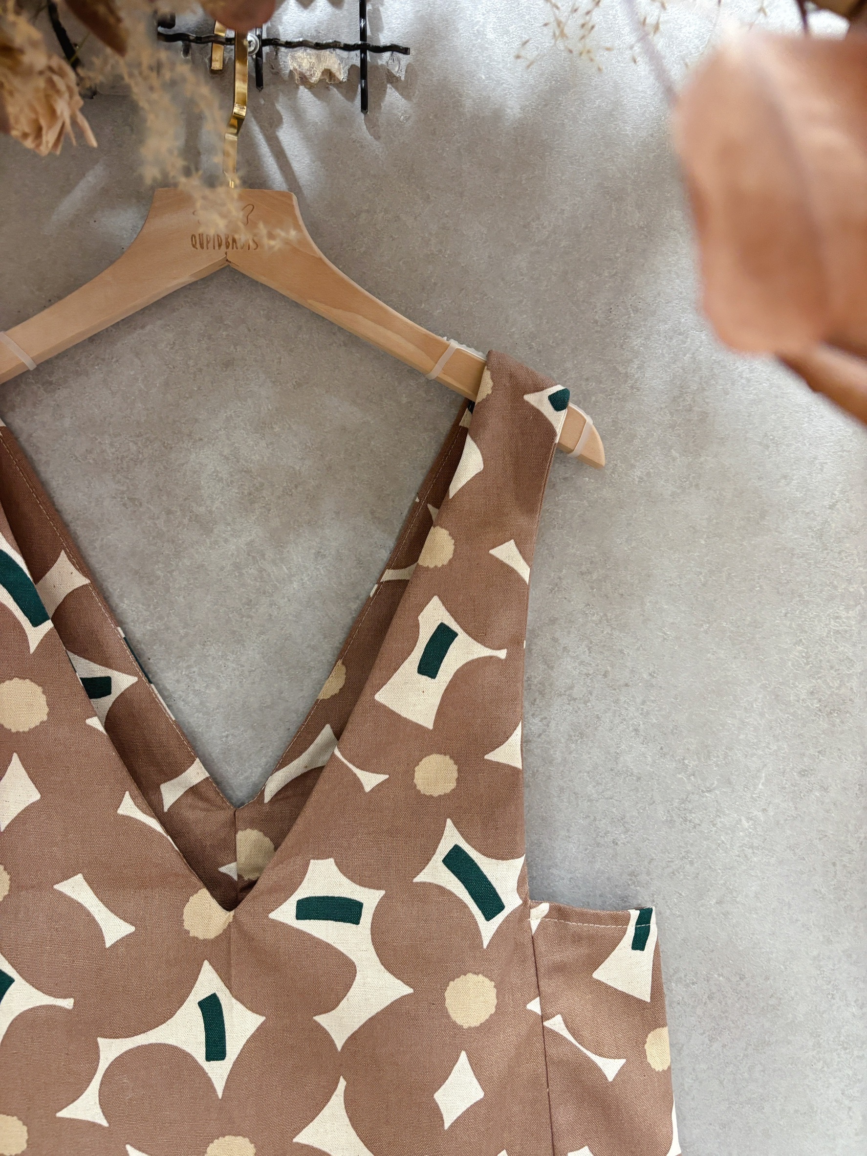 棕四瓣花 媽咪v領背心短洋裝