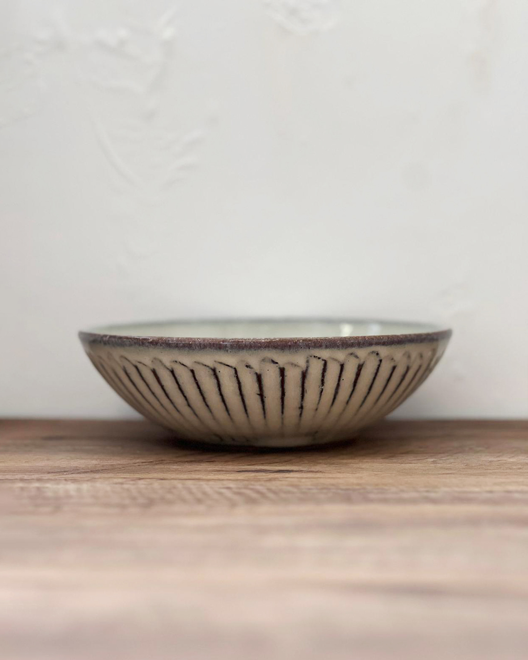 手工陶器 白釉彫 19cm圓盤｜信樂燒