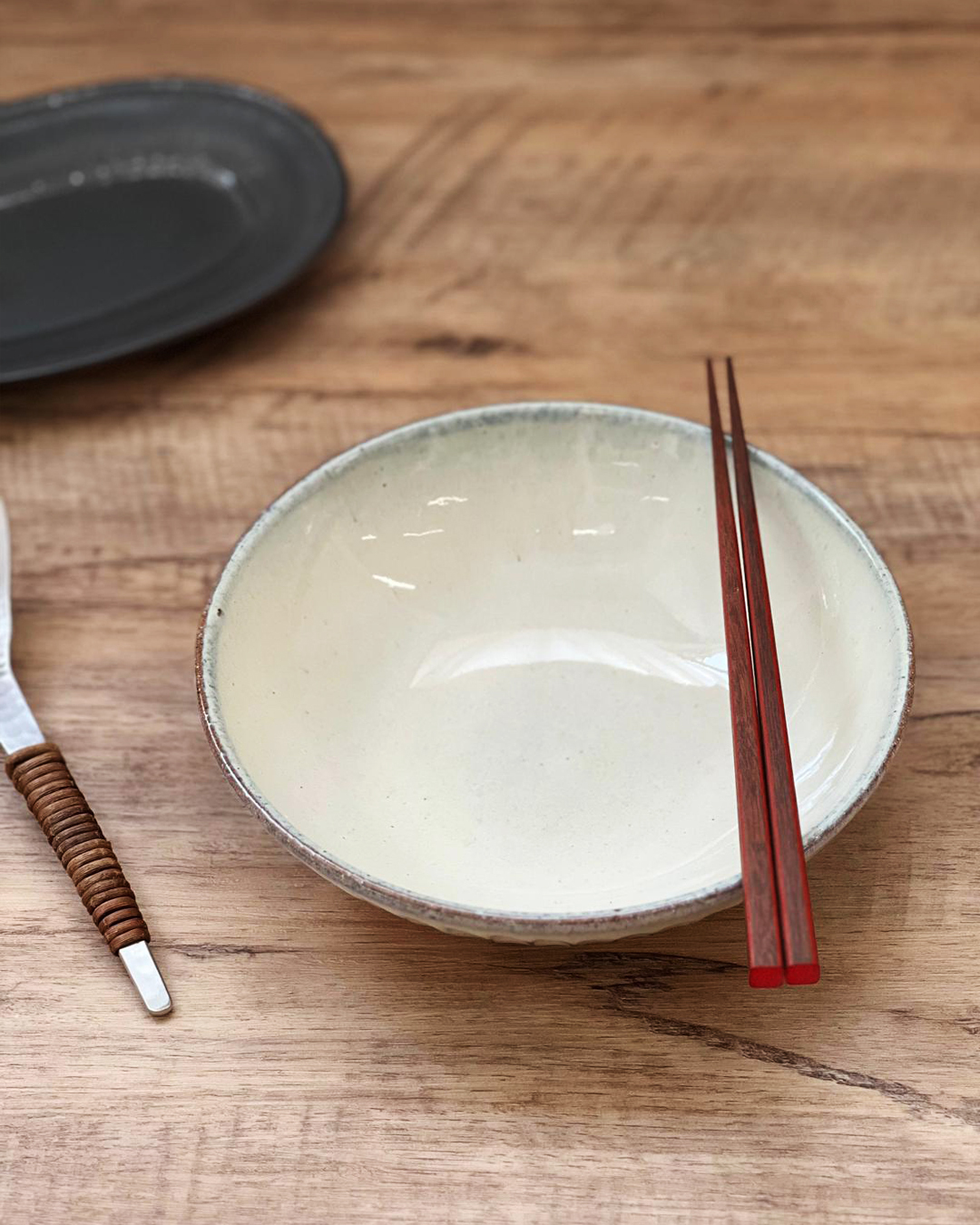 手工陶器 白釉彫 19cm圓盤｜信樂燒